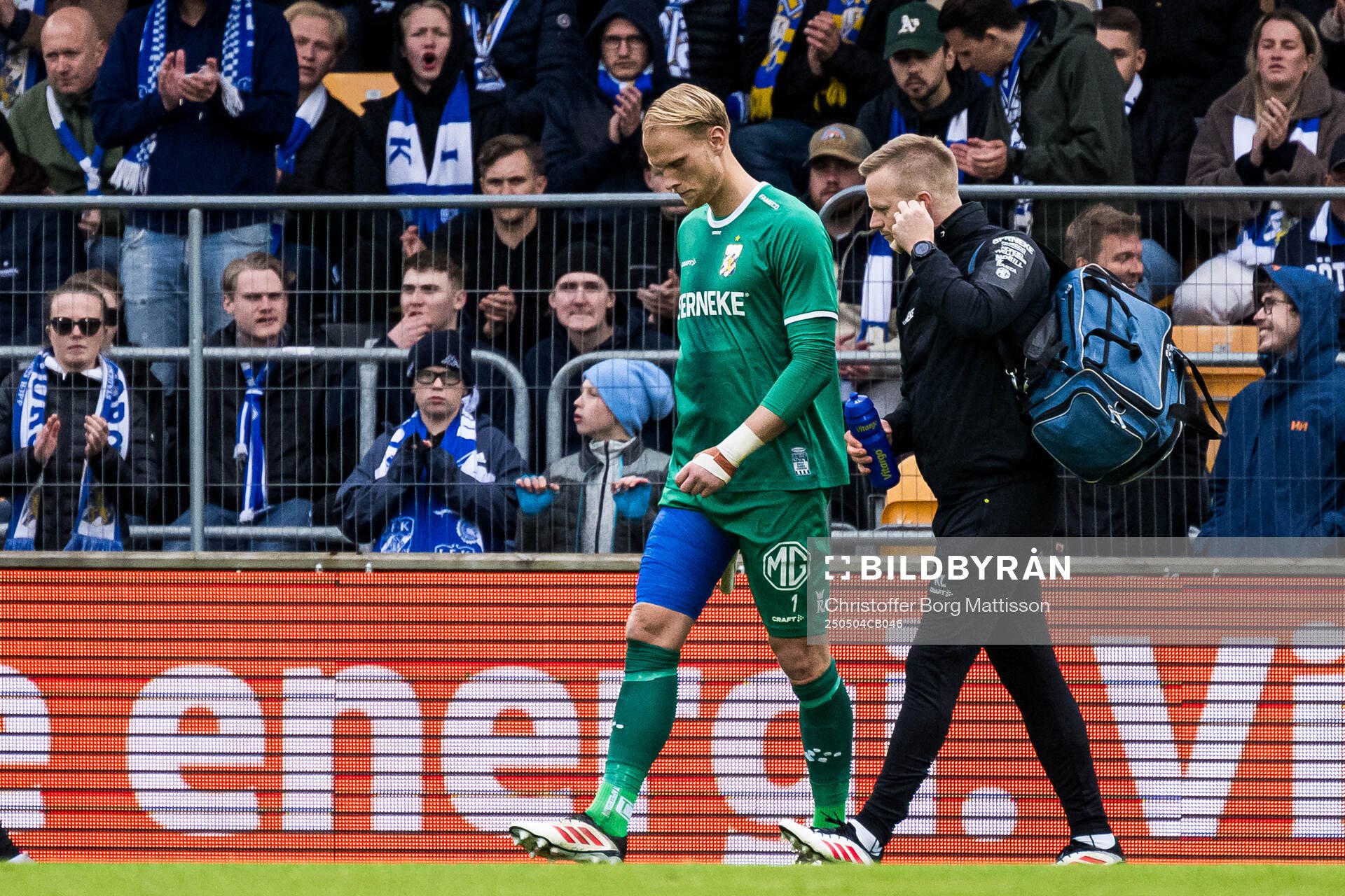 IFK Göteborgs målvakt Pontus Dahlberg lämnar planen med skada under fotbollsmatchen i Allsvenskan mellan Mjällby och IFK Göteborg den 4 maj 2025 i Hällevik.
