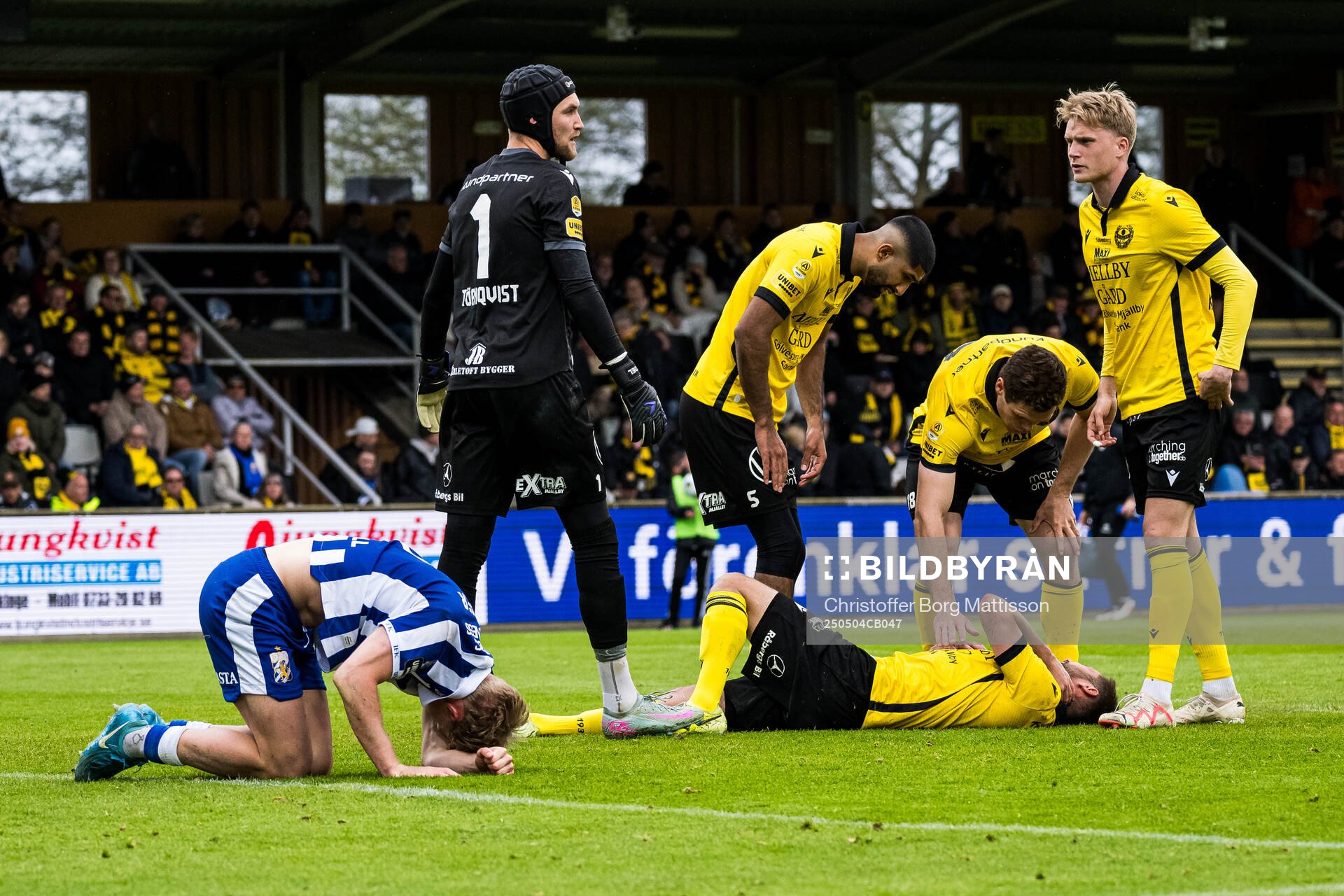 IFK Göteborgs Max Fenger och Mjällbys Axel Norén har ont under fotbollsmatchen i Allsvenskan mellan Mjällby och IFK Göteborg den 4 maj 2025 i Hällevik.