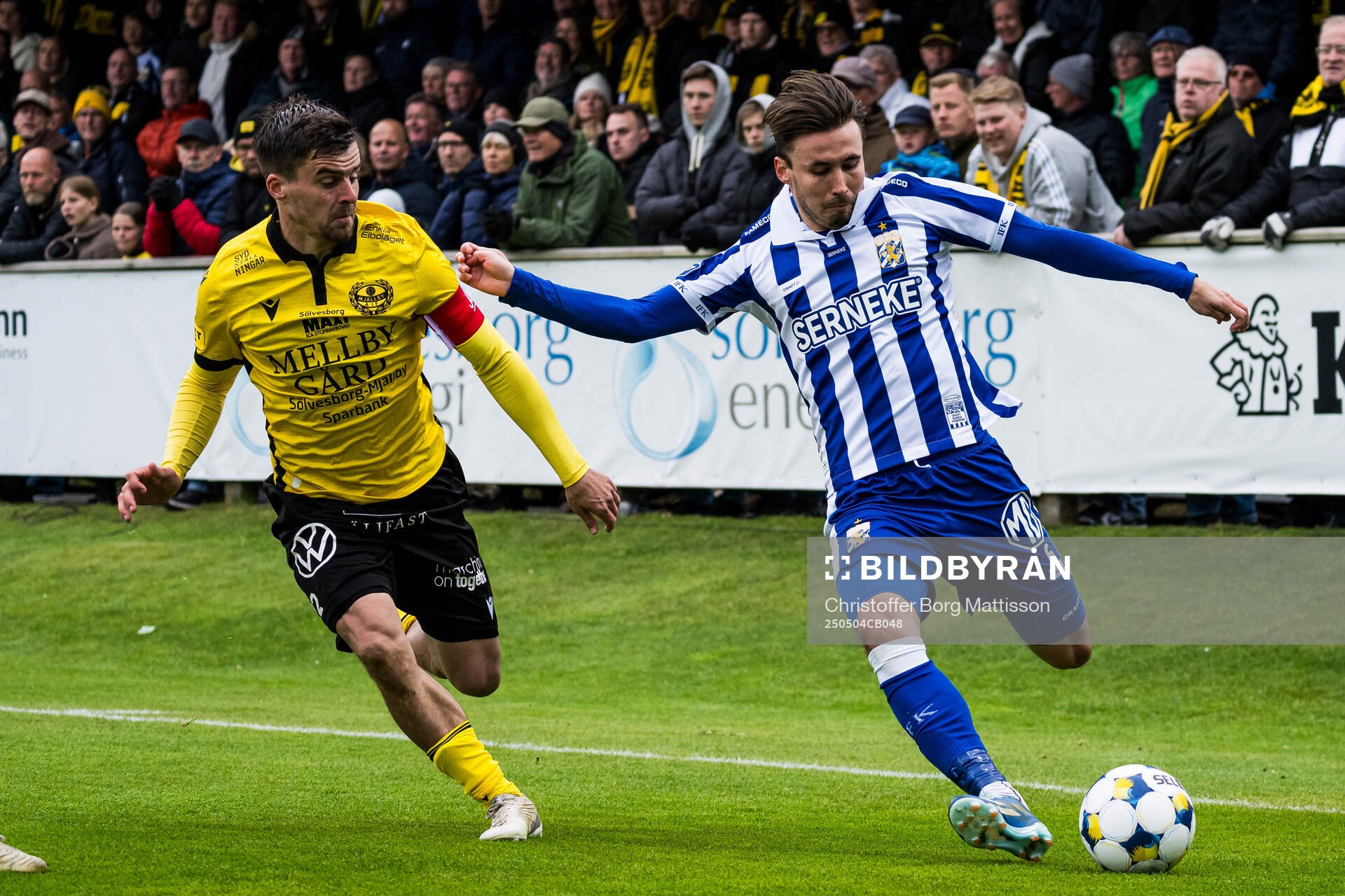 Mjällbys Jesper Gustavsson och IFK Göteborgs Anders Trondsen under fotbollsmatchen i Allsvenskan mellan Mjällby och IFK Göteborg den 4 maj 2025 i Hällevik.