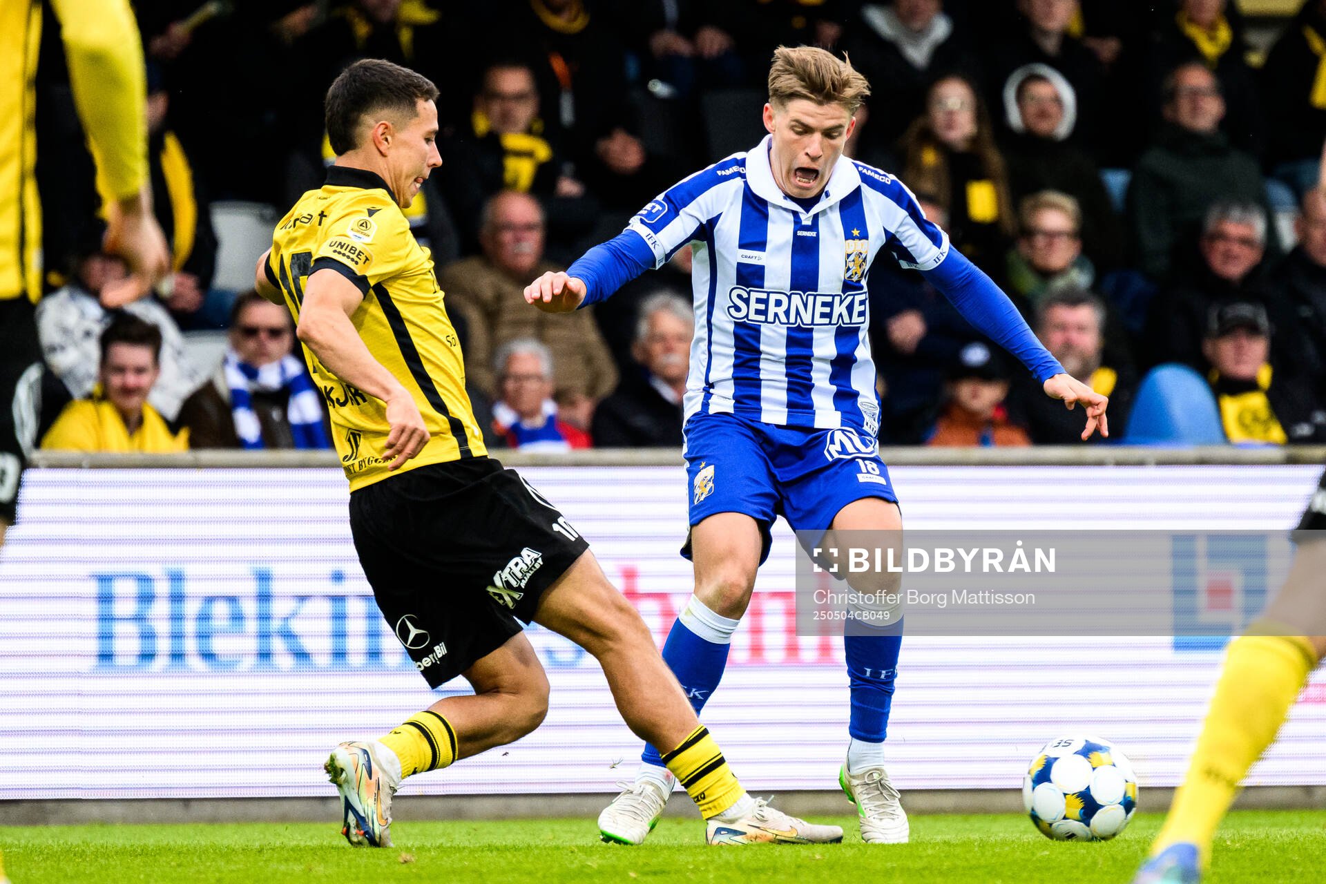 Mjällbys Nicklas Røjkjær och IFK Göteborgs Felix Eriksson under fotbollsmatchen i Allsvenskan mellan Mjällby och IFK Göteborg den 4 maj 2025 i Hällevik.