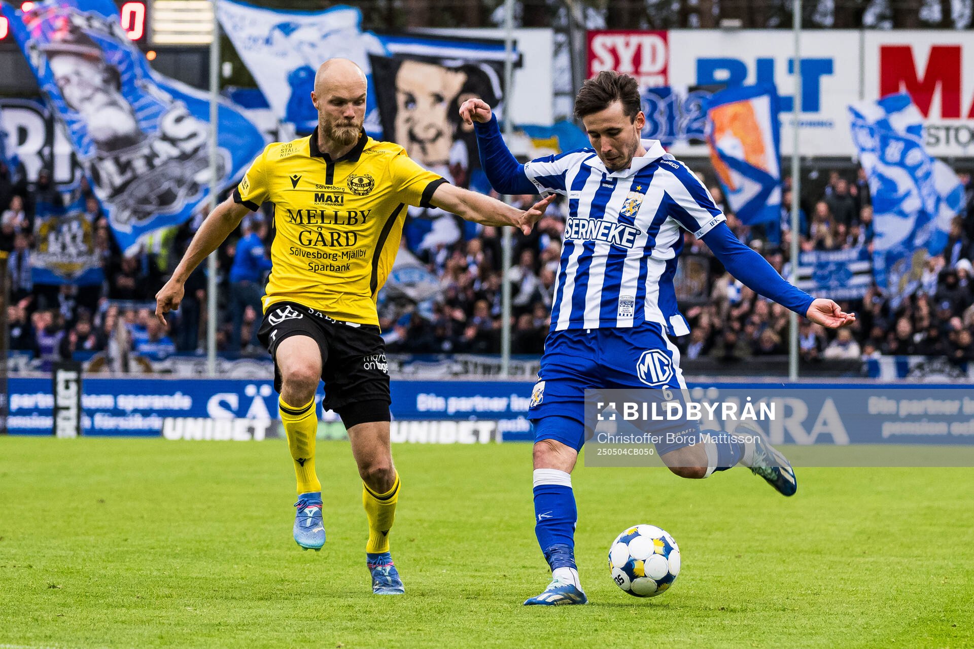 Mjällbys Viktor Gustafson och IFK Göteborgs Anders Trondsen under fotbollsmatchen i Allsvenskan mellan Mjällby och IFK Göteborg den 4 maj 2025 i Hällevik.