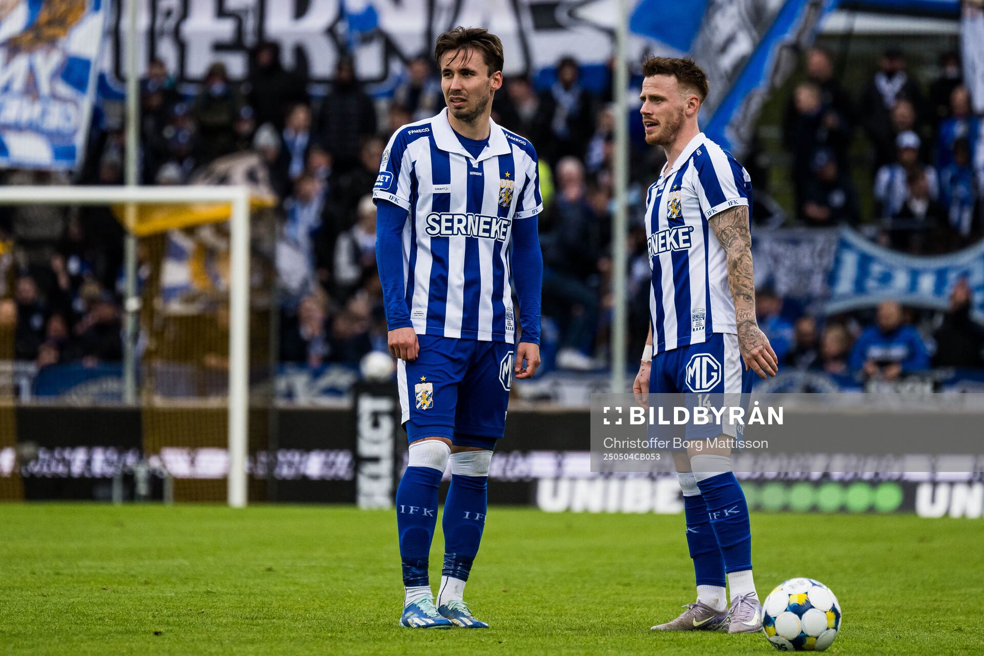 IFK Göteborgs Anders Trondsen och Tobias Heintz under fotbollsmatchen i Allsvenskan mellan Mjällby och IFK Göteborg den 4 maj 2025 i Hällevik.