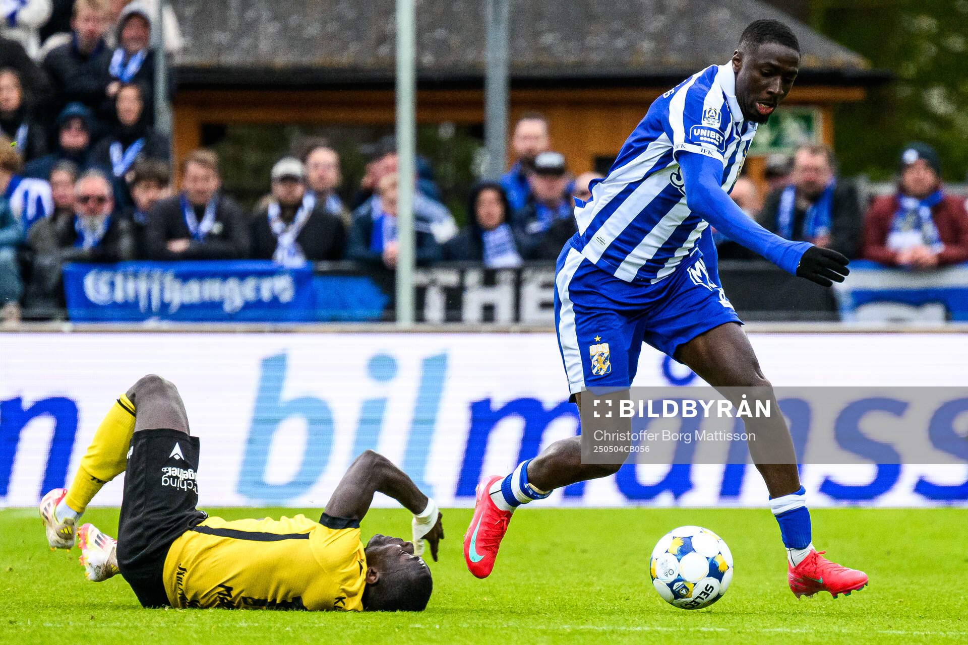Mjällbys Abdoulie Manneh och IFK Göteborgs Imam Jagne under fotbollsmatchen i Allsvenskan mellan Mjällby och IFK Göteborg den 4 maj 2025 i Hällevik.