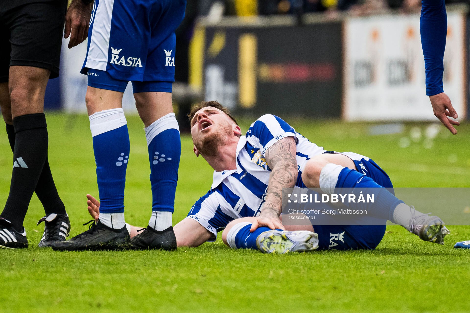IFK Göteborgs Tobias Heintz har ont under fotbollsmatchen i Allsvenskan mellan Mjällby och IFK Göteborg den 4 maj 2025 i Hällevik.