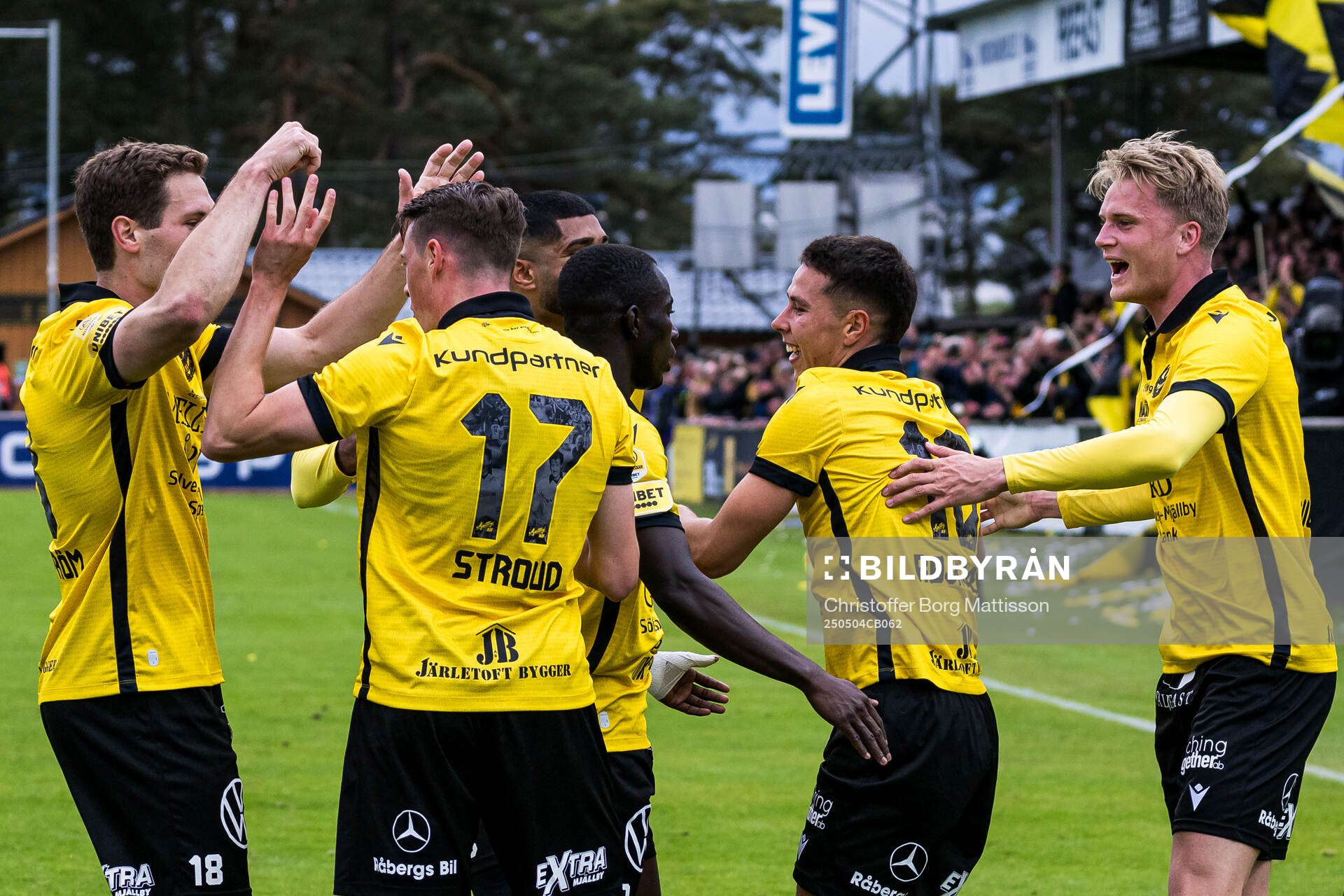 Mjällbys Nicklas Røjkjær jublar med lagkamrater