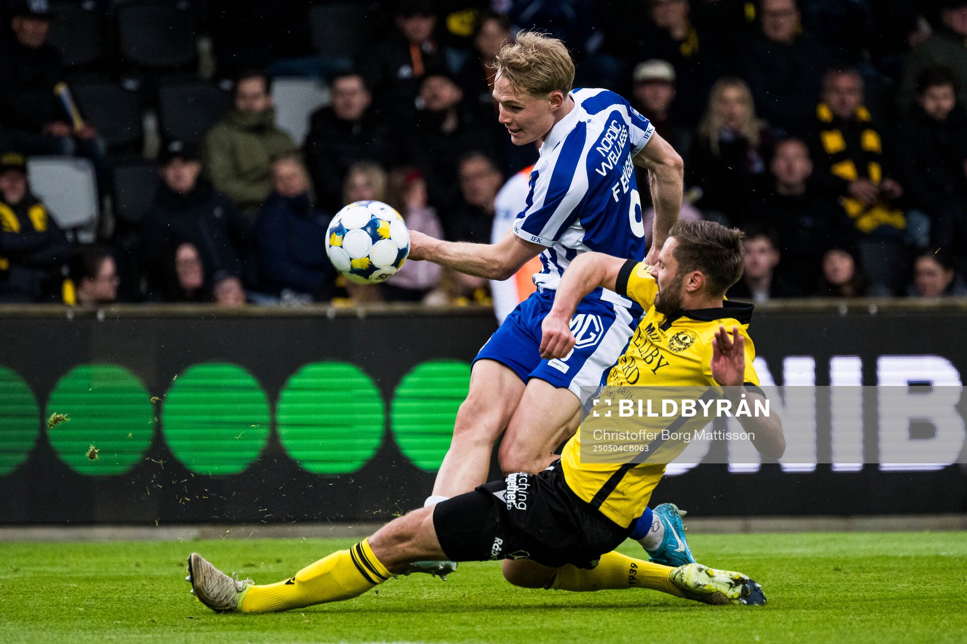 IFK Göteborgs Max Fenger och Mjällbys Axel Norén under fotbollsmatchen i Allsvenskan mellan Mjällby och IFK Göteborg den 4 maj 2025 i Hällevik.