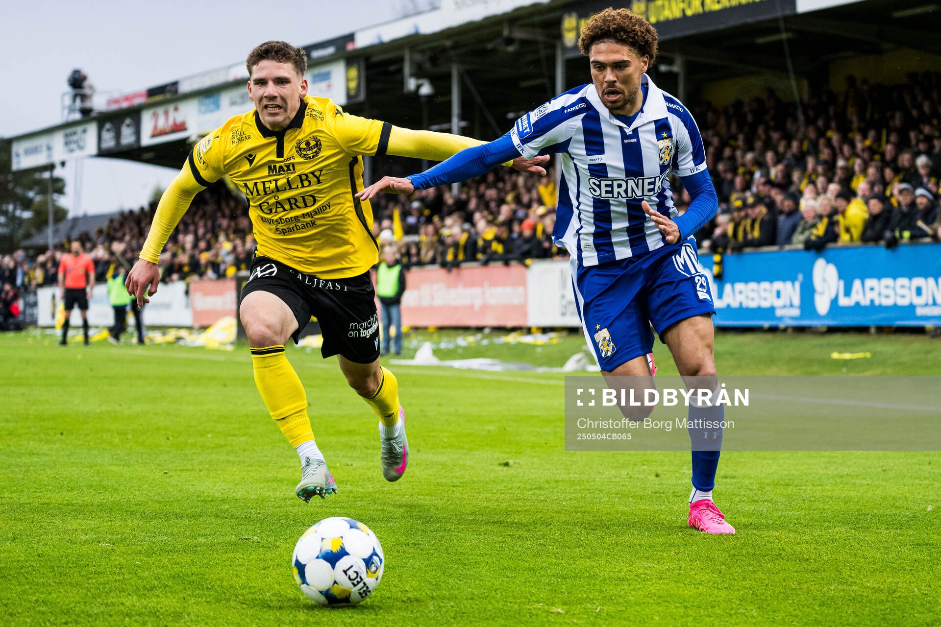 Mjällbys Timo Stavitski och IFK Göteborgs Thomas Santos