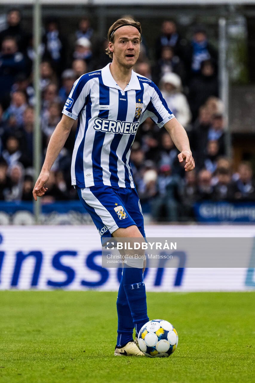 IFK Göteborgs August Erlingmark under fotbollsmatchen i Allsvenskan mellan Mjällby och IFK Göteborg den 4 maj 2025 i Hällevik.