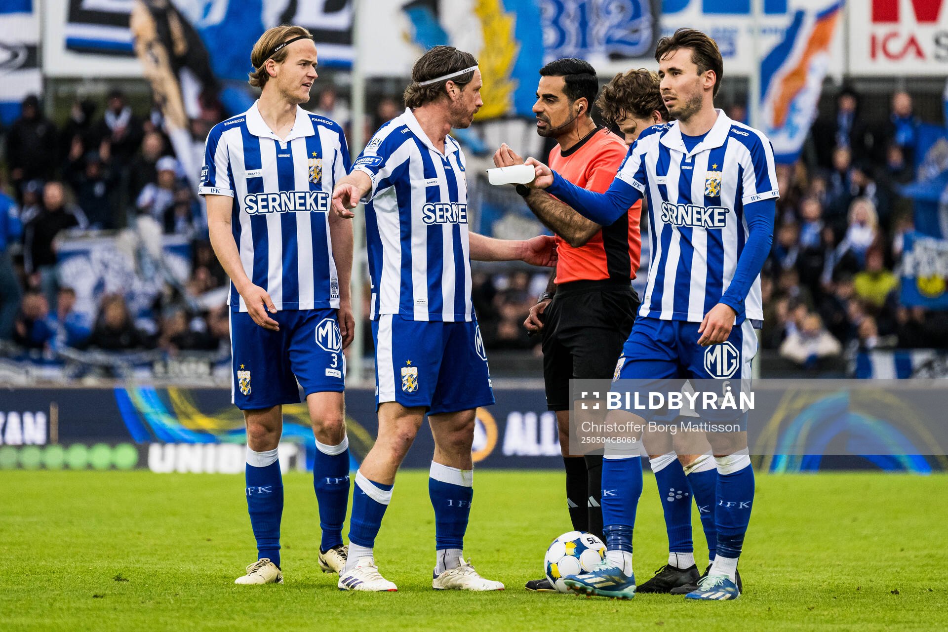 IFK Göteborgs August Erlingmark, Gustav Svensson, Anders Trondsen och Domare Mohammed Al-Hakim under fotbollsmatchen i Allsvenskan mellan Mjällby och IFK Göteborg den 4 maj 2025 i Hällevik.