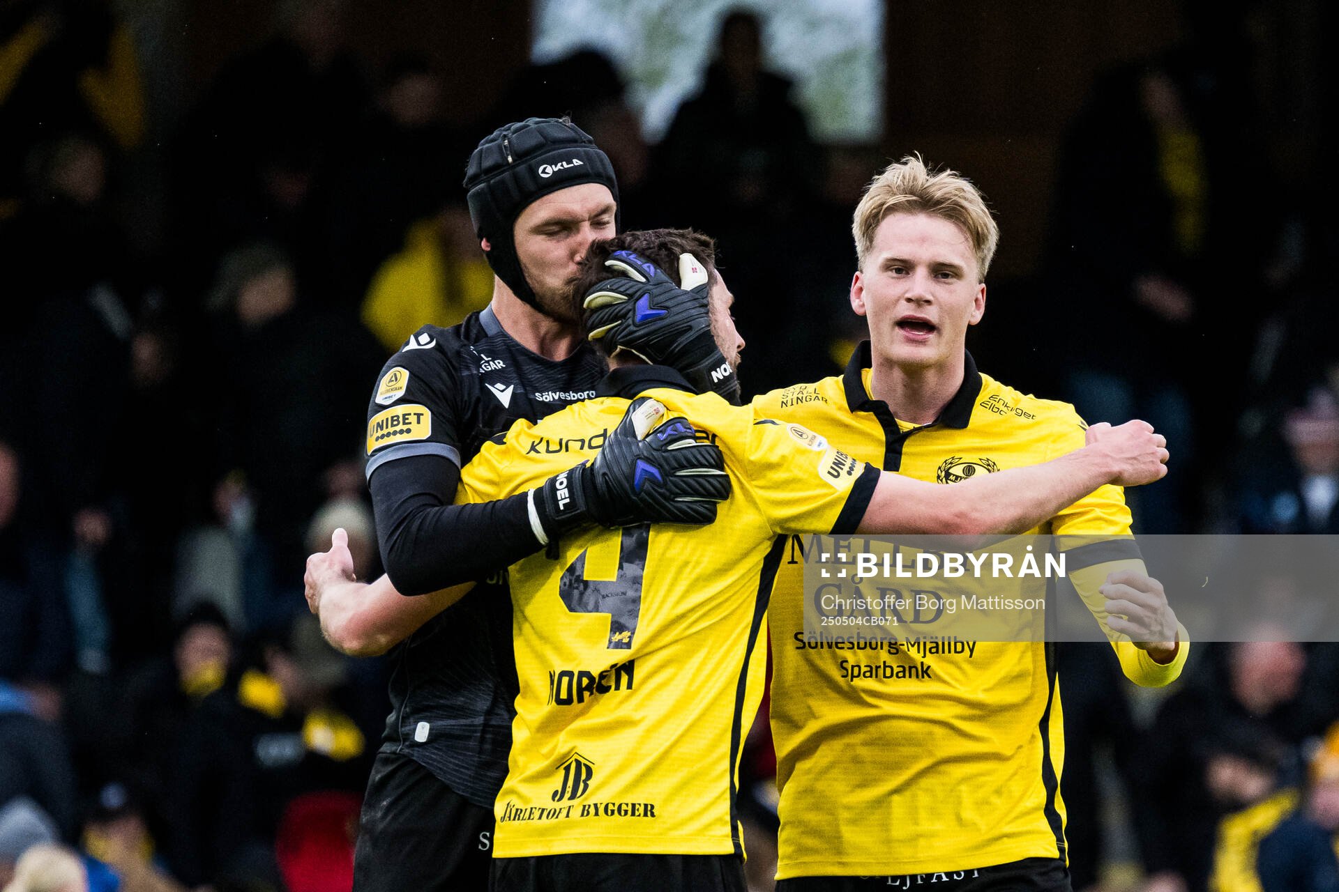 Mjällbys målvakt Noel Törnqvist, Axel Norén och Jacob Kiilerich Rask jublar efter fotbollsmatchen i Allsvenskan mellan Mjällby och IFK Göteborg den 4 maj 2025 i Hällevik.
