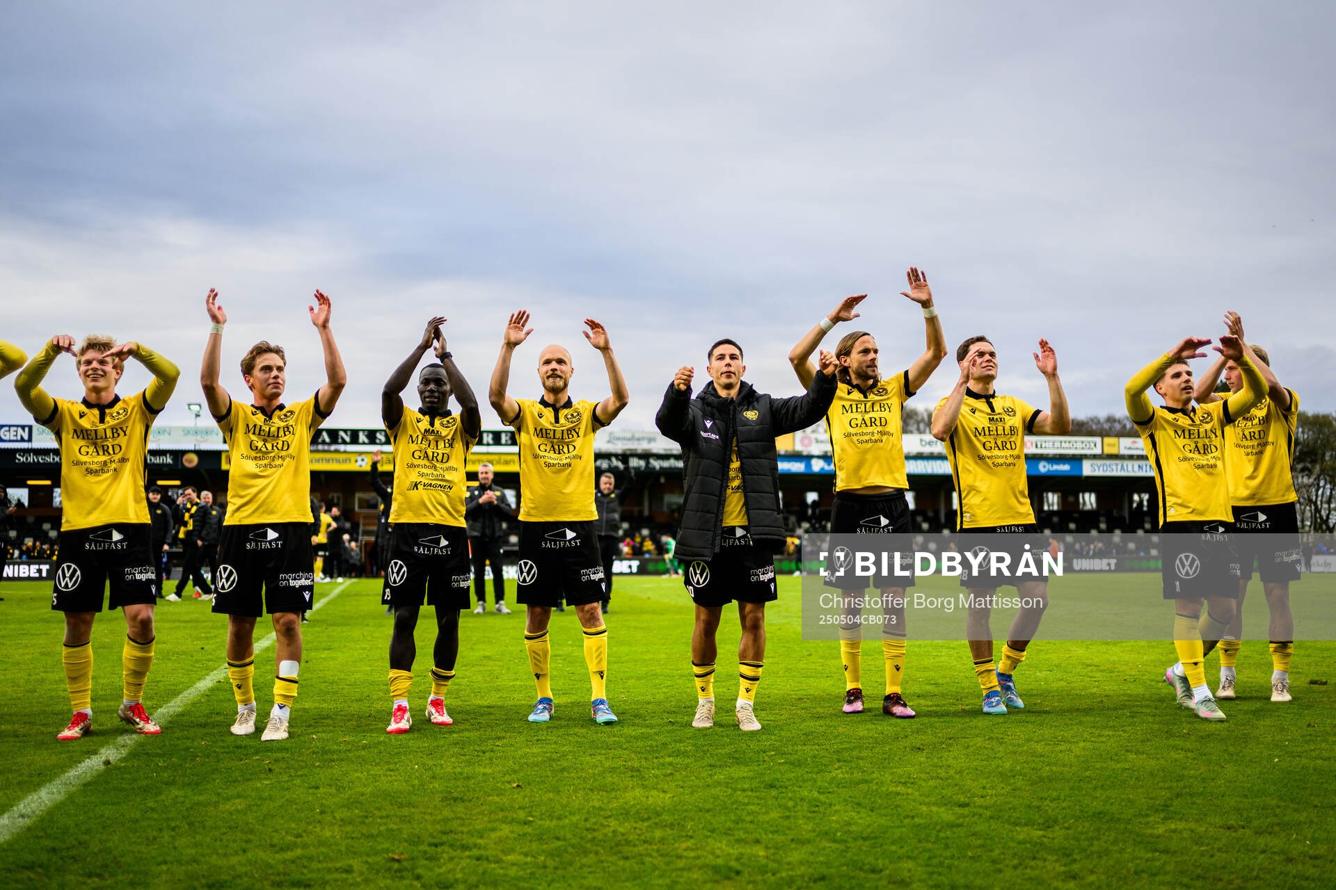 Abdoulie Manneh, Viktor Gustafson, Nicklas Røjkjær, Tom Pettersson och Jacob Bergström jublar med lagkamrater efter fotbollsmatchen i Allsvenskan mellan Mjällby och IFK Göteborg den 4 maj 2025 i Hällevik.