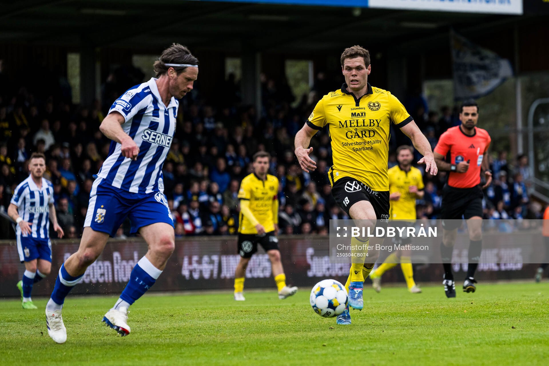 IFK Göteborgs Gustav Svensson och Mjällbys Jacob Bergström under fotbollsmatchen i Allsvenskan mellan Mjällby och IFK Göteborg den 4 maj 2025 i Hällevik.