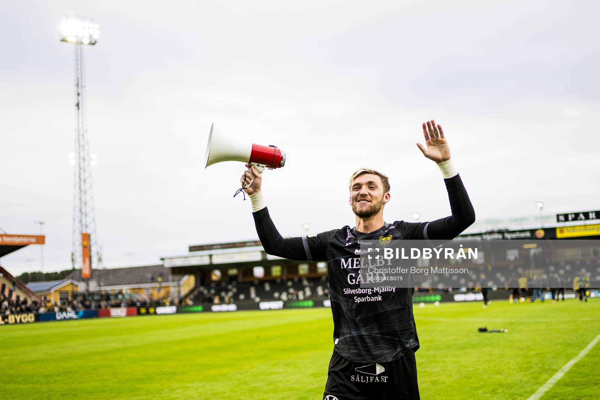Mjällbys målvakt Noel Törnqvist jublar efter fotbollsmatchen i Allsvenskan mellan Mjällby och IFK Göteborg den 4 maj 2025 i Hällevik.