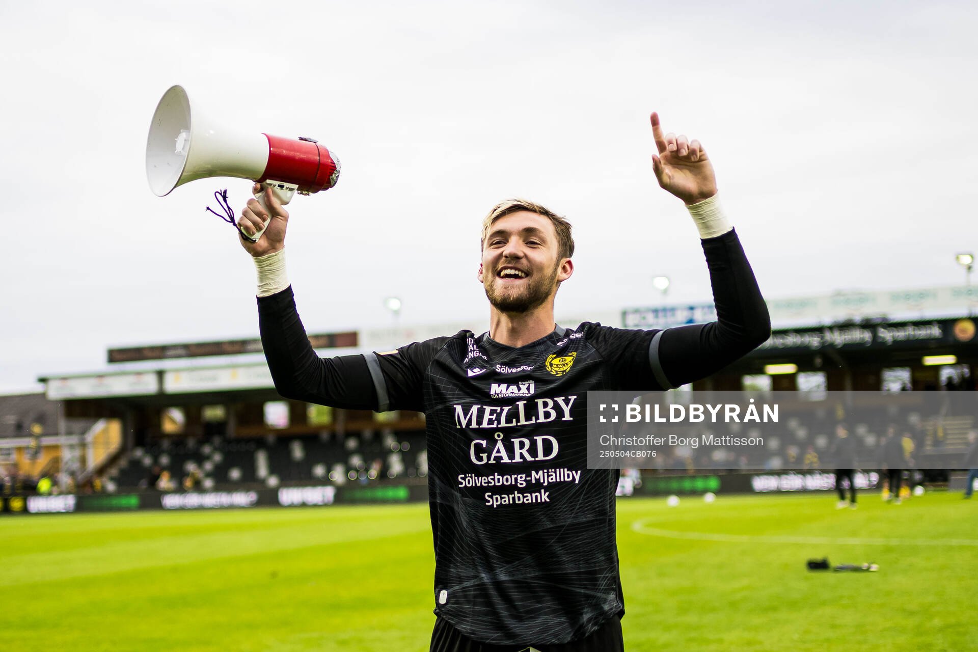Mjällbys målvakt Noel Törnqvist jublar