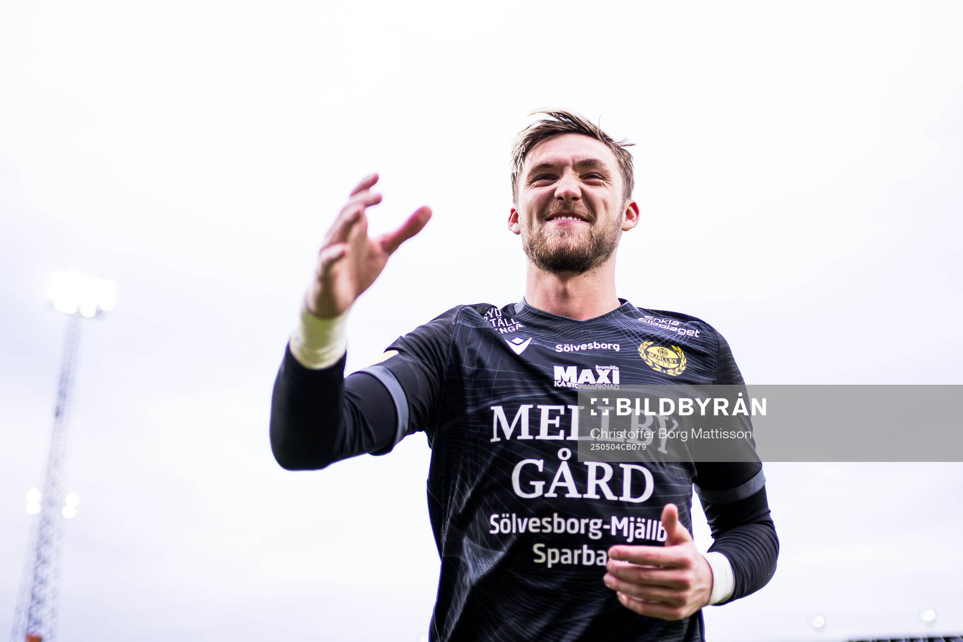 Mjällbys målvakt Noel Törnqvist jublar efter fotbollsmatchen i Allsvenskan mellan Mjällby och IFK Göteborg den 4 maj 2025 i Hällevik.