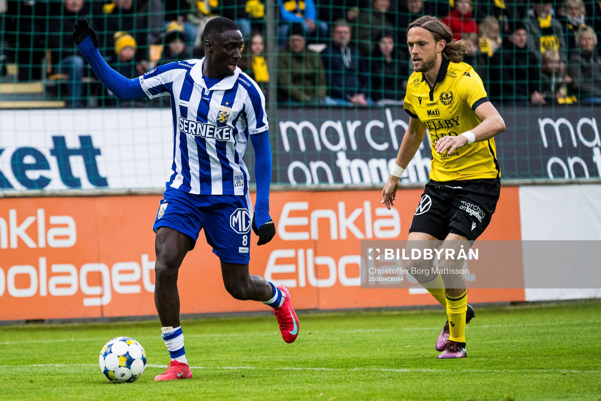 IFK Göteborgs Imam Jagne och Mjällbys Tom Pettersson under fotbollsmatchen i Allsvenskan mellan Mjällby och IFK Göteborg den 4 maj 2025 i Hällevik.