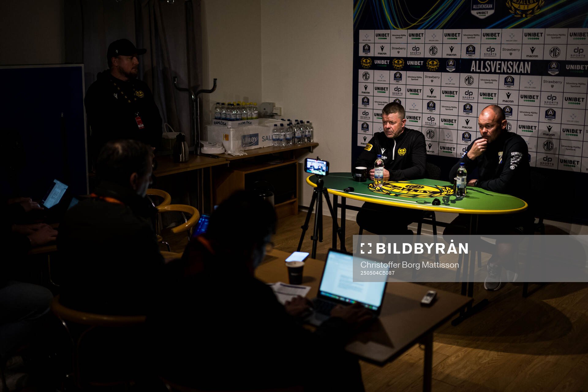 Mjällbys tränare Anders Torstensson och IFK Göteborgs assisterande tränare Joachim Björklund efter fotbollsmatchen i Allsvenskan mellan Mjällby och IFK Göteborg den 4 maj 2025 i Hällevik.