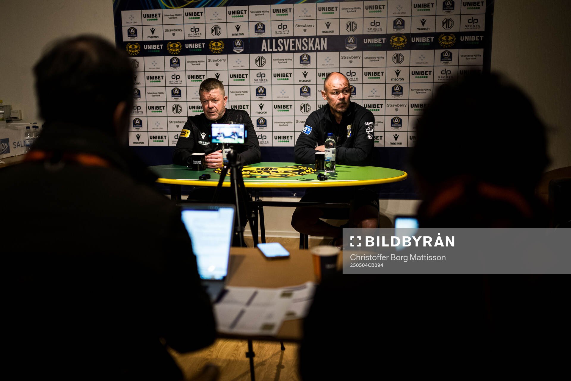 Mjällbys tränare Anders Torstensson och IFK Göteborgs assisterande tränare Joachim Björklund efter fotbollsmatchen i Allsvenskan mellan Mjällby och IFK Göteborg den 4 maj 2025 i Hällevik.