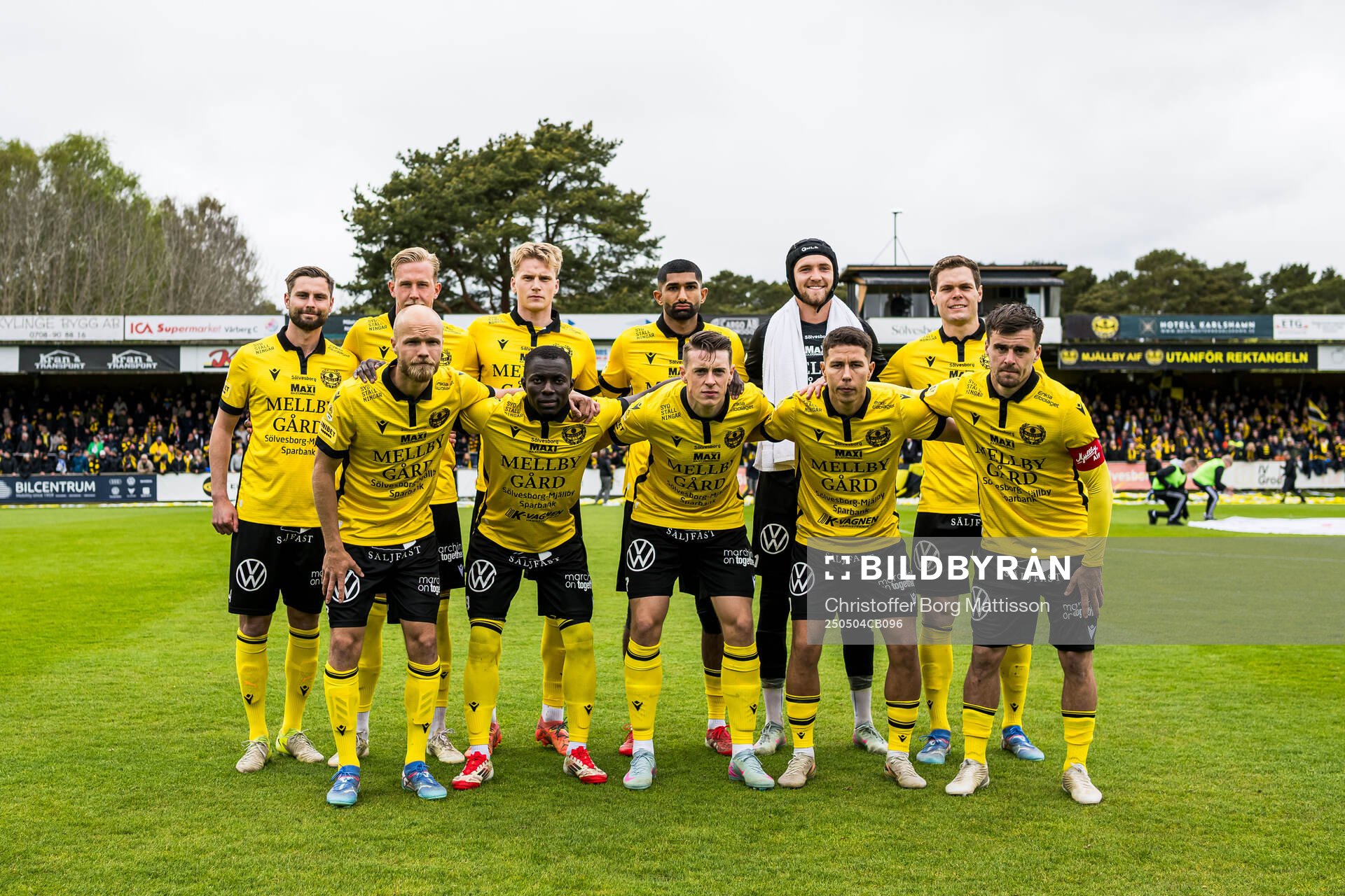 Mjällbys spelare inför fotbollsmatchen i Allsvenskan mellan Mjällby och IFK Göteborg den 4 maj 2025 i Hällevik. 