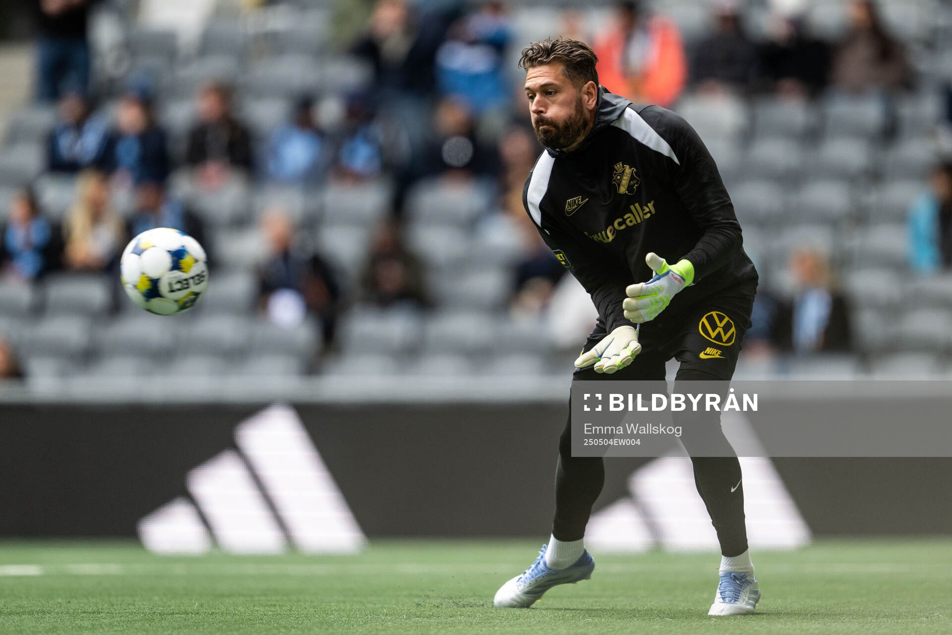 AIKs målvakt Kristoffer Nordfeldt inför fotbollsmatchen i Allsvenskan mellan Djurgården och AIK den 4 maj 2025 i Stockholm. 