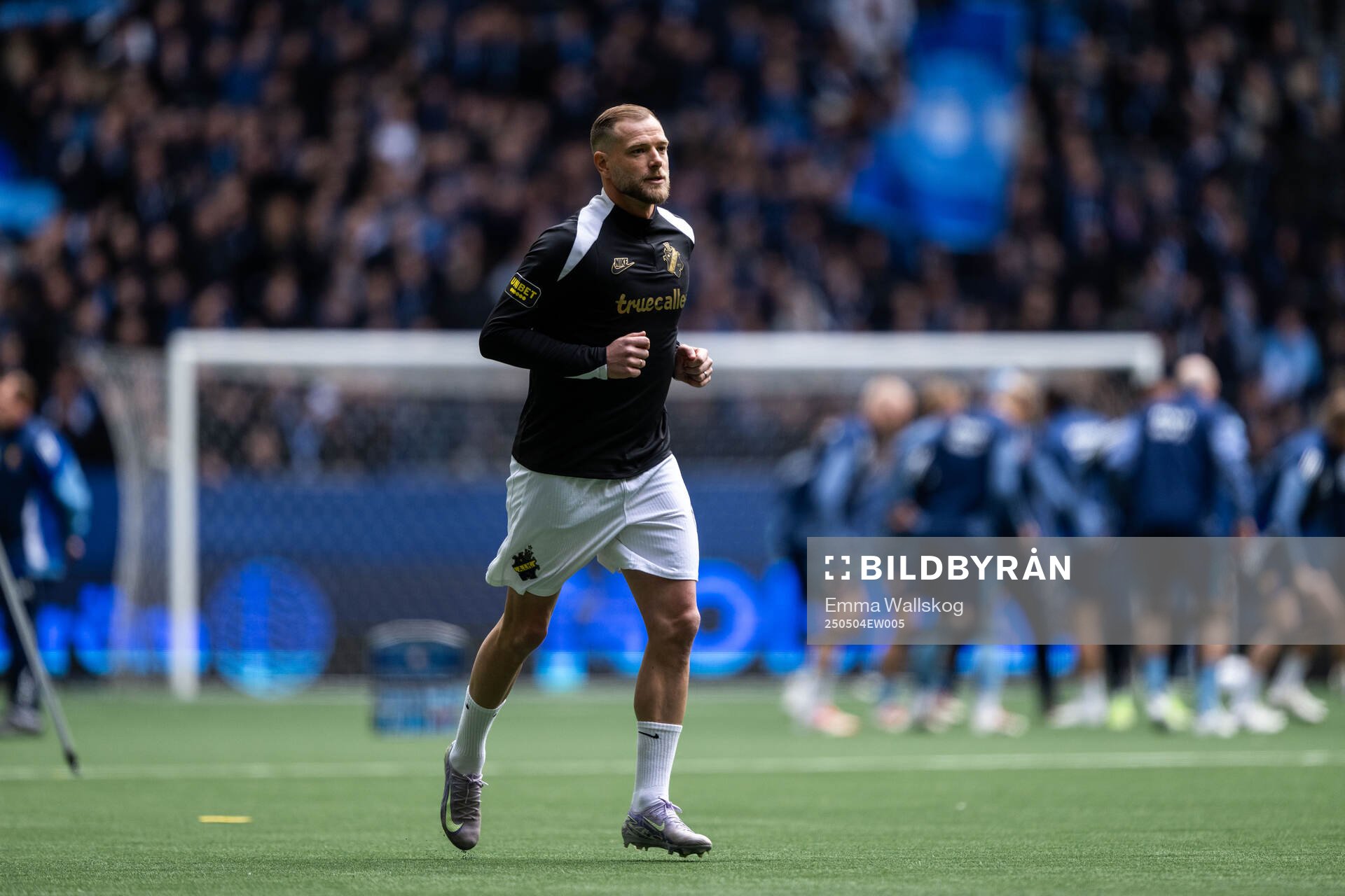 AIKs John Guidetti inför fotbollsmatchen i Allsvenskan mellan Djurgården och AIK den 4 maj 2025 i Stockholm. 