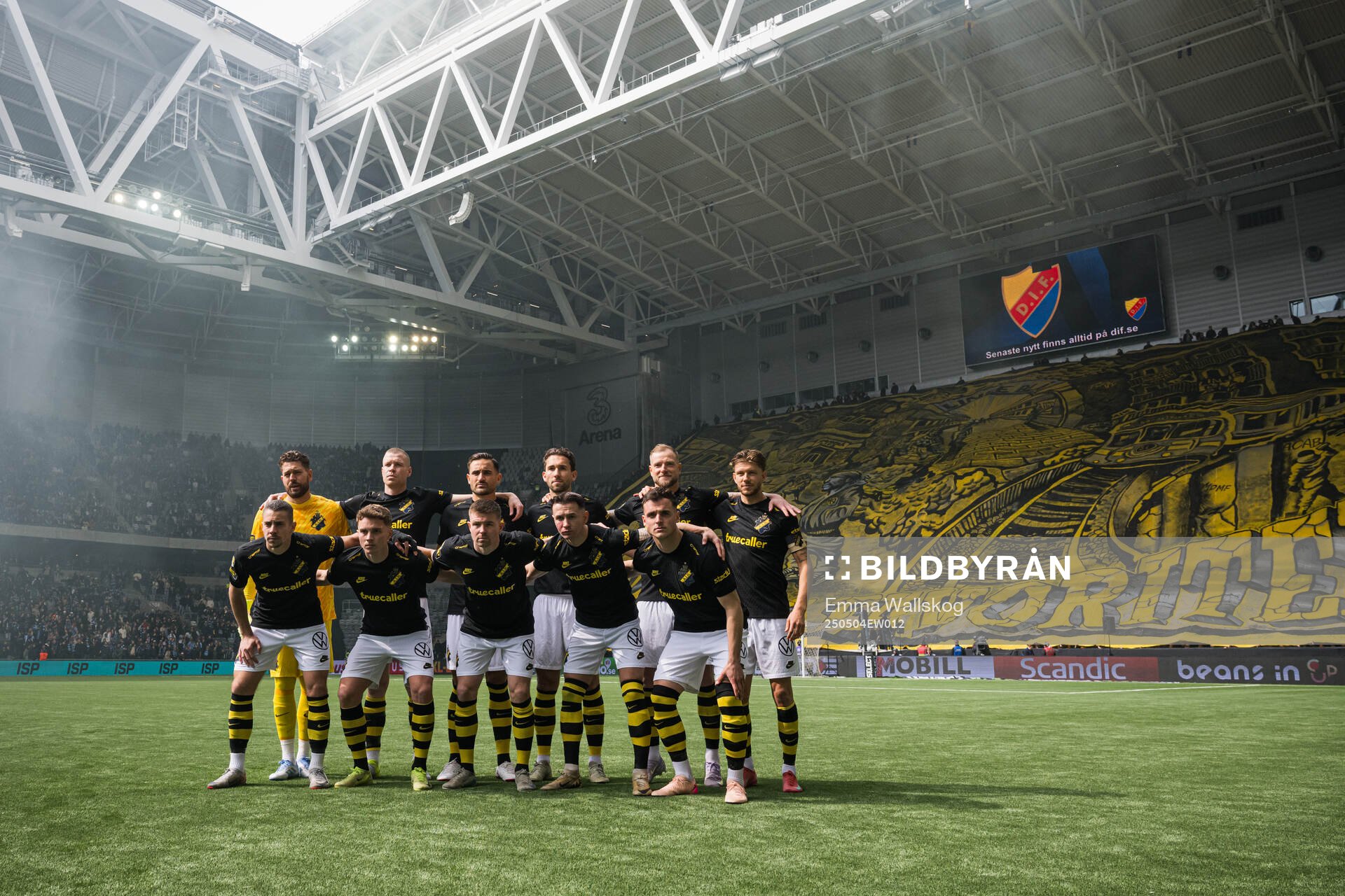 AIKs startelva från övre vänster: målvakt Kristoffer Nordfeldt, Thomas Poppler Isherwood, Sotirios Papagiannopoulos, Benjamin Tiedemann Hansen, John Guidetti, Dino Besirovic, Johan Hove, Mads Døhr Thychosen, Bersant Celina, Áron Csongvai och Anton Salétros inför fotbollsmatchen i Allsvenskan mellan Djurgården och AIK den 4 maj 2025 i Stockholm.