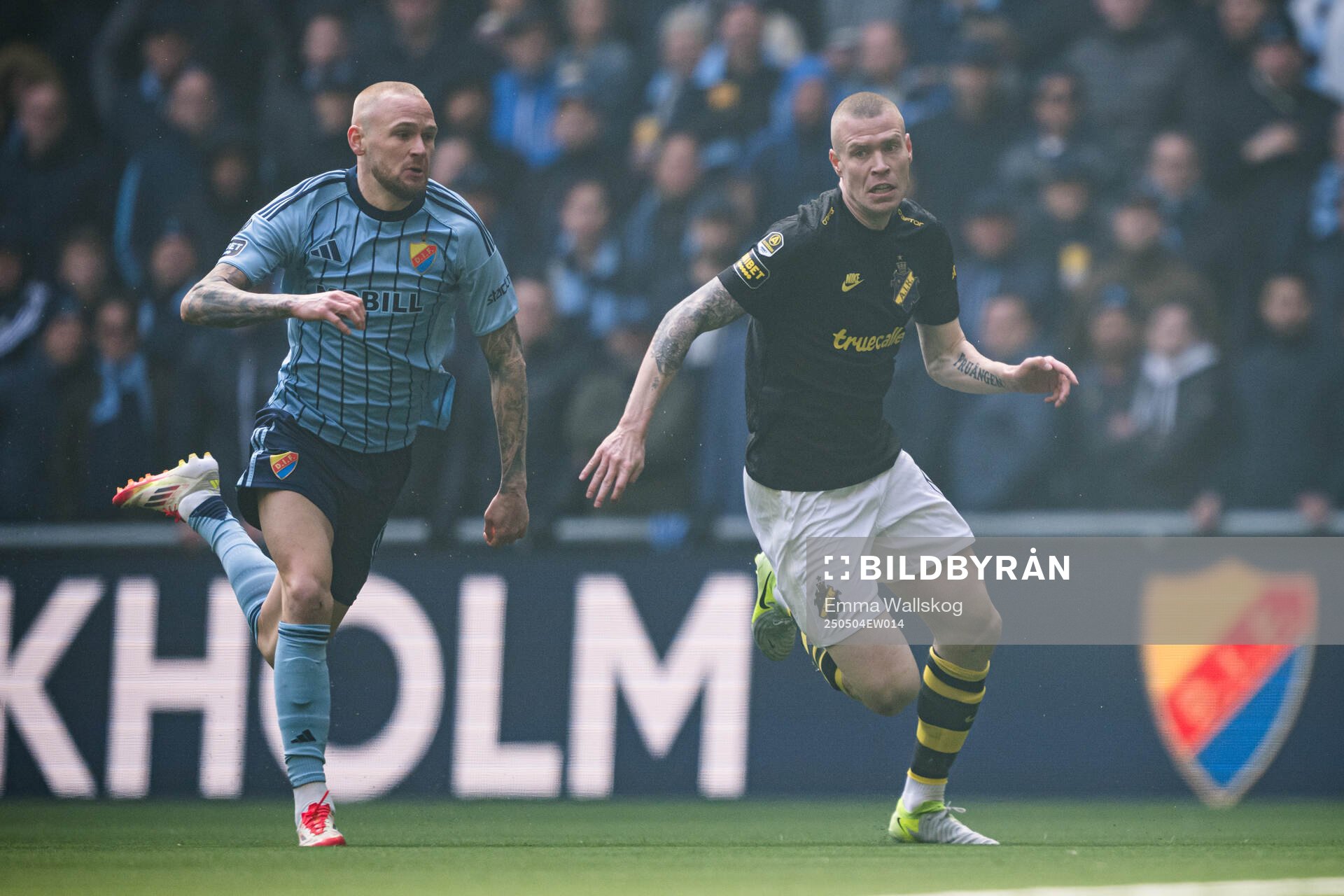Djurgårdens Adam Ståhl och AIKs Thomas Poppler Isherwood under fotbollsmatchen i Allsvenskan mellan Djurgården och AIK den 4 maj 2025 i Stockholm.
