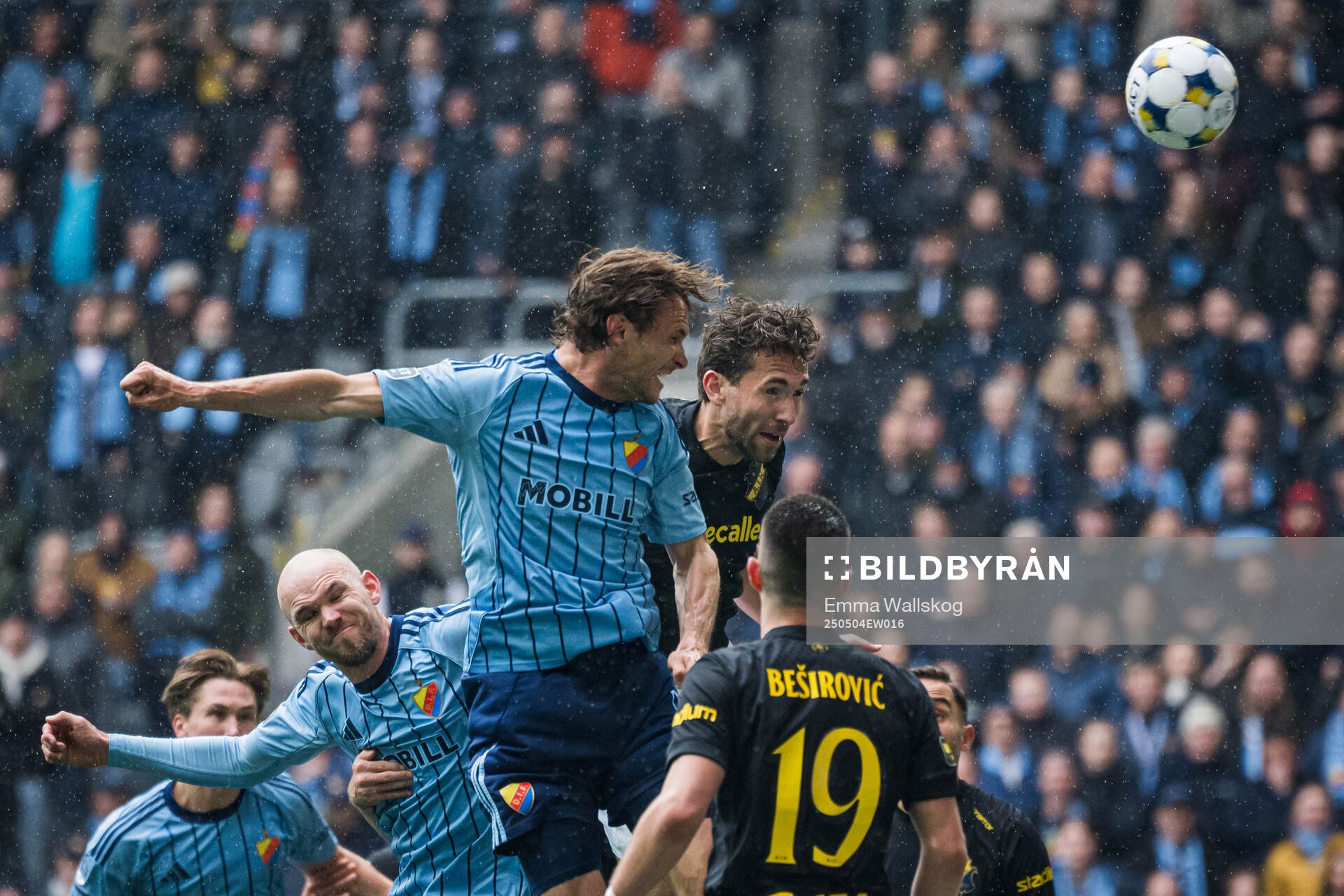 Djurgårdens Albin Ekdal och AIKs Benjamin Tiedemann Hansen under fotbollsmatchen i Allsvenskan mellan Djurgården och AIK den 4 maj 2025 i Stockholm.