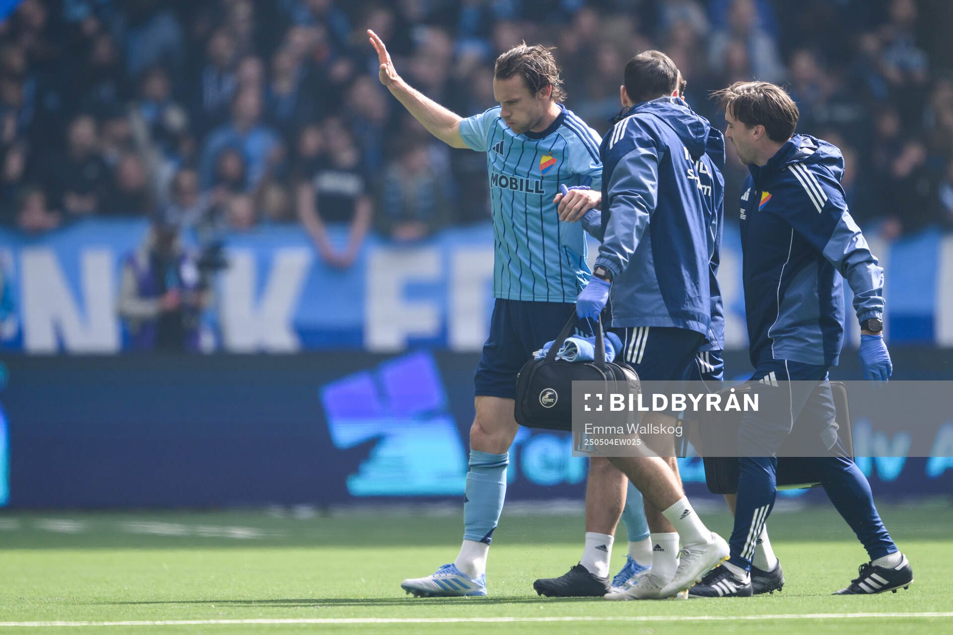 Djurgårdens Albin Ekdal lämnar planen med skada under fotbollsmatchen i Allsvenskan mellan Djurgården och AIK den 4 maj 2025 i Stockholm. 