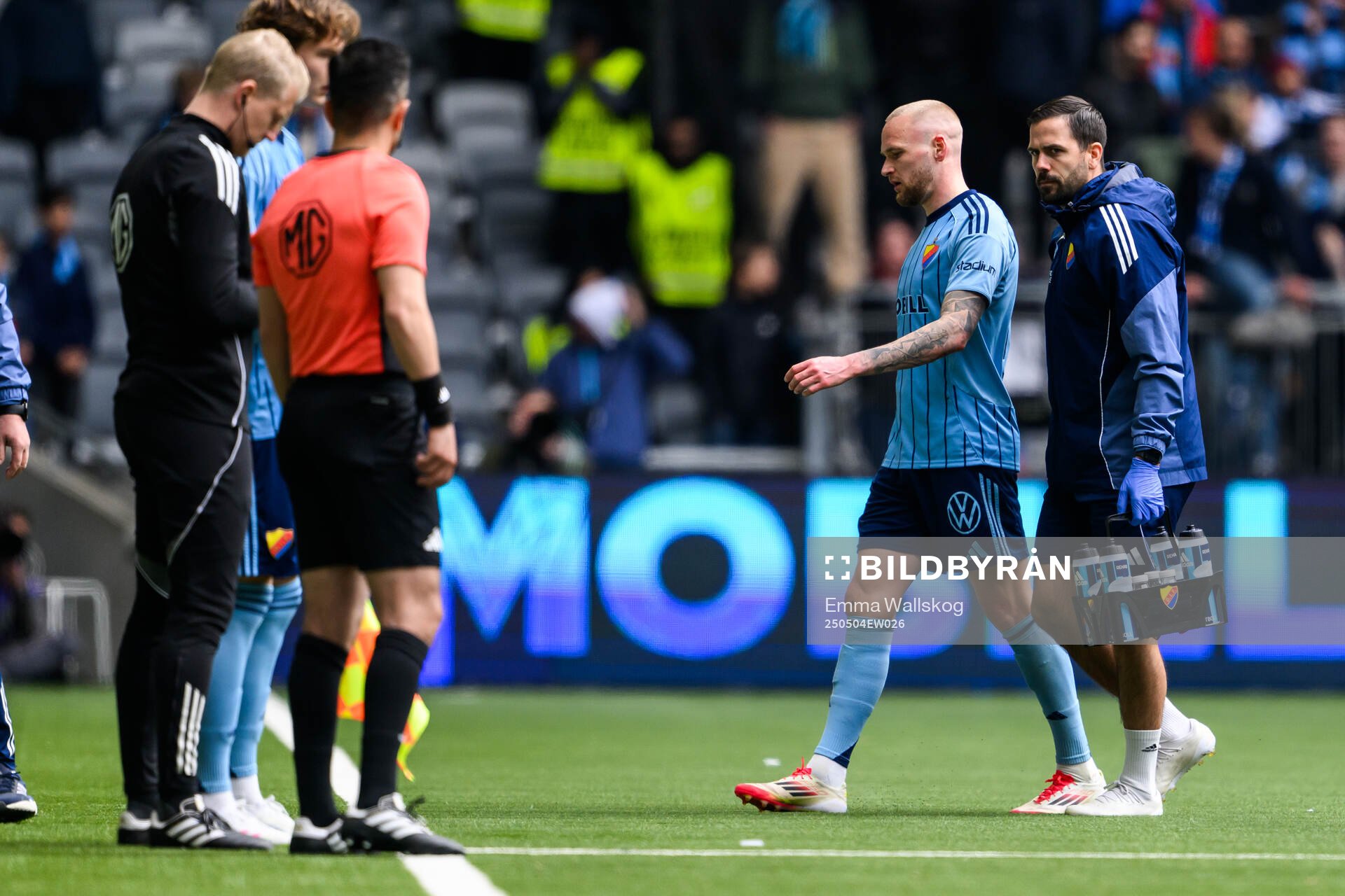 Djurgårdens Adam Ståhl med skada under fotbollsmatchen i Allsvenskan mellan Djurgården och AIK den 4 maj 2025 i Stockholm. 
