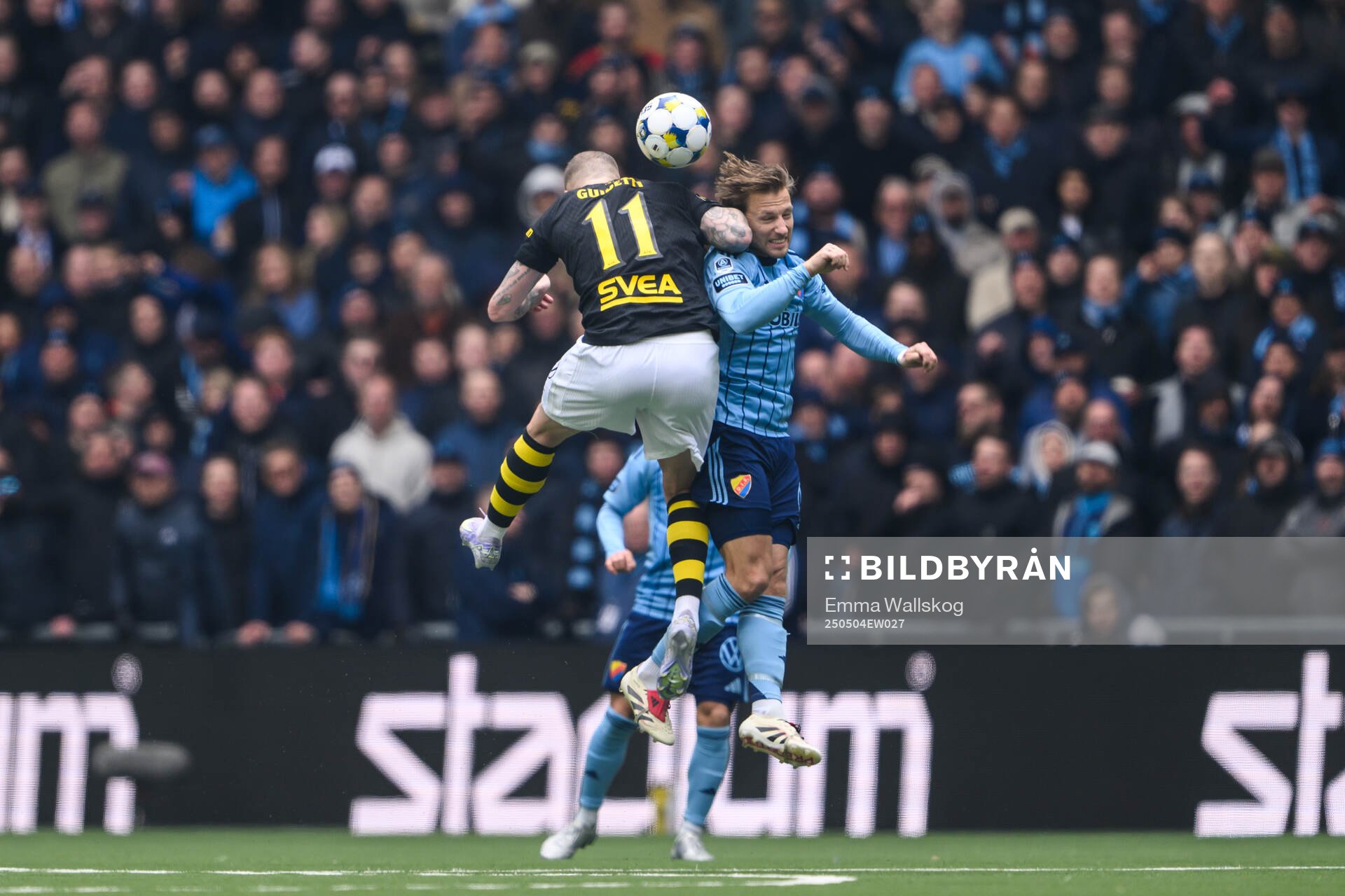 AIKs John Guidetti och Djurgårdens Daniel Stensson under fotbollsmatchen i Allsvenskan mellan Djurgården och AIK den 4 maj 2025 i Stockholm. 