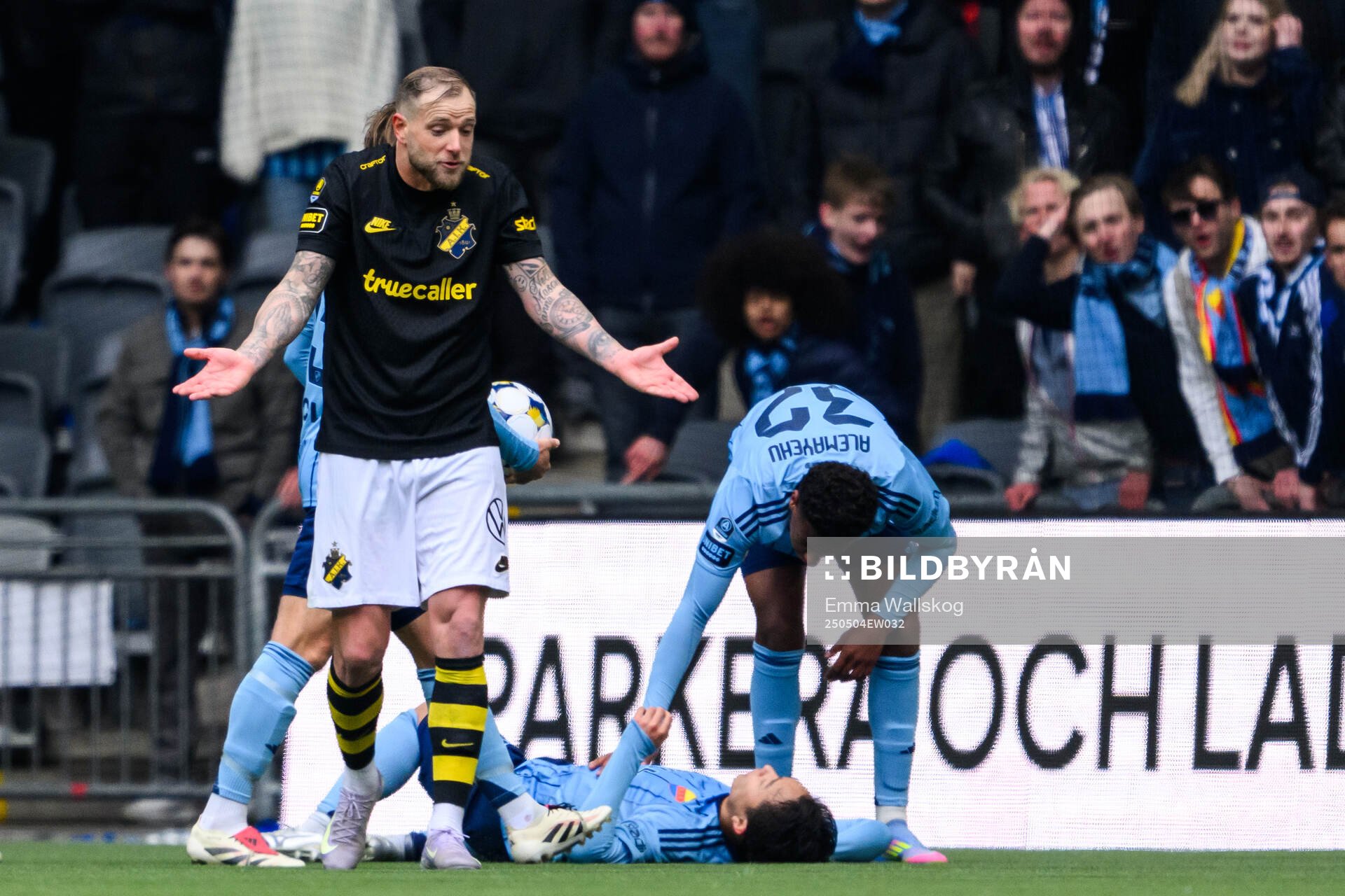 AIKs John Guidetti och Djurgårdens Keita Kosugi under fotbollsmatchen i Allsvenskan mellan Djurgården och AIK den 4 maj 2025 i Stockholm. 