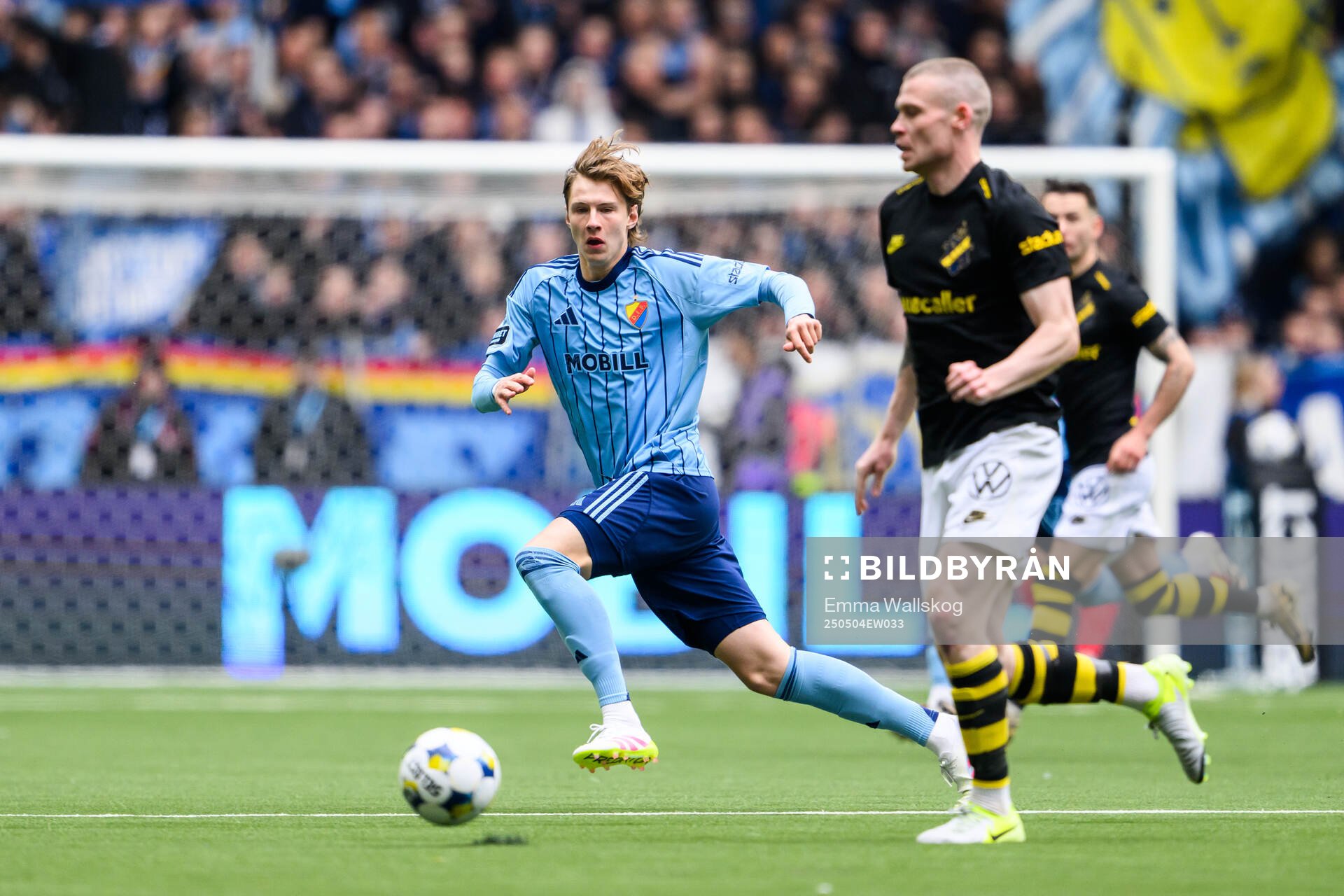 Djurgårdens August Priske Flyger under fotbollsmatchen i Allsvenskan mellan Djurgården och AIK den 4 maj 2025 i Stockholm. 