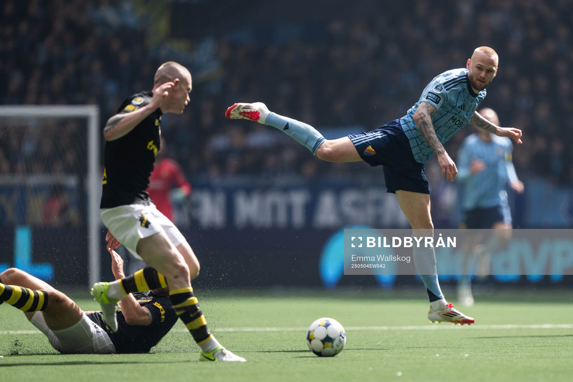 AIKs Thomas Poppler Isherwood och Djurgårdens Adam Ståhl under fotbollsmatchen i Allsvenskan mellan Djurgården och AIK den 4 maj 2025 i Stockholm.