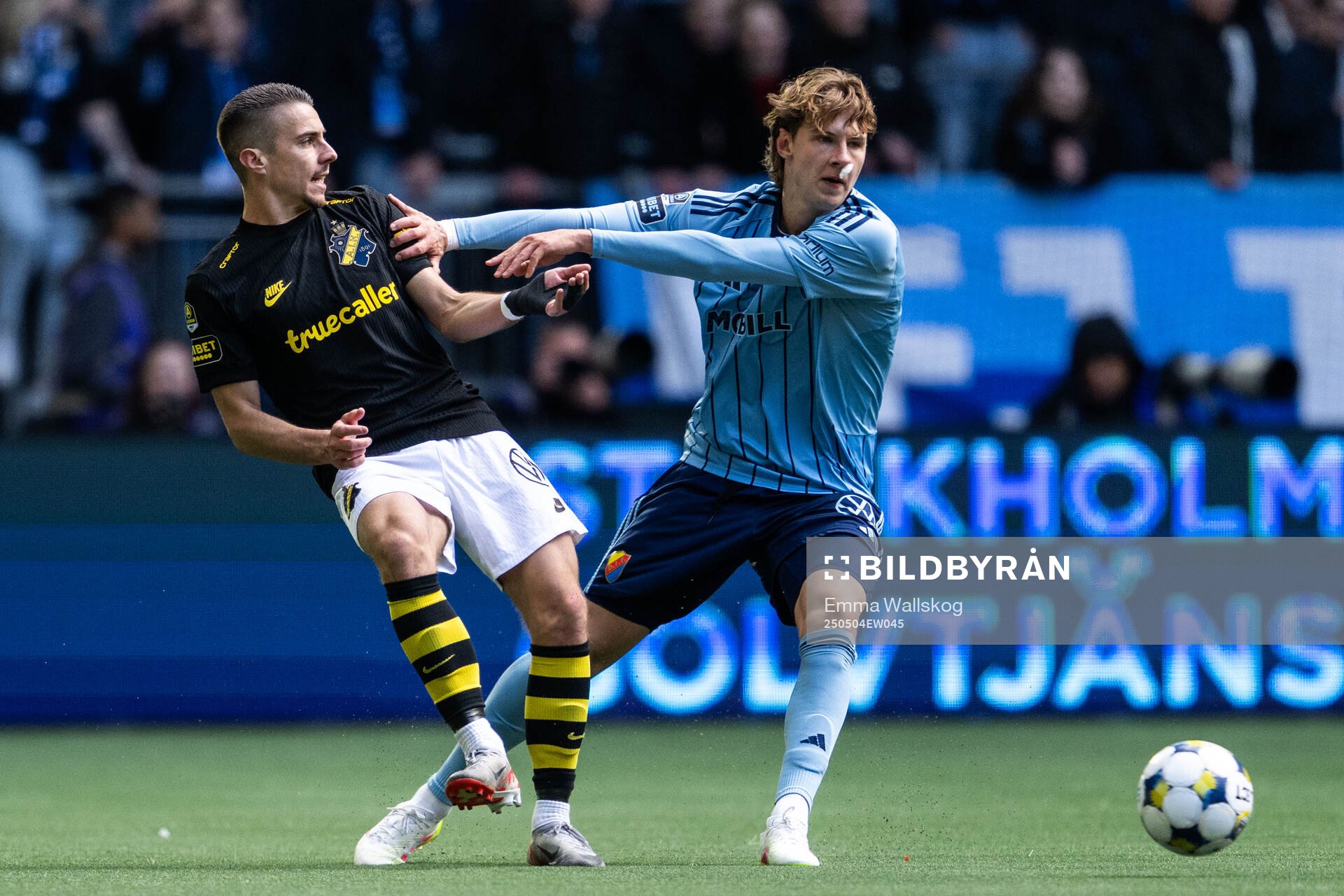 AIKs Dino Besirovic och Djurgårdens August Priske Flyger under fotbollsmatchen i Allsvenskan mellan Djurgården och AIK den 4 maj 2025 i Stockholm.