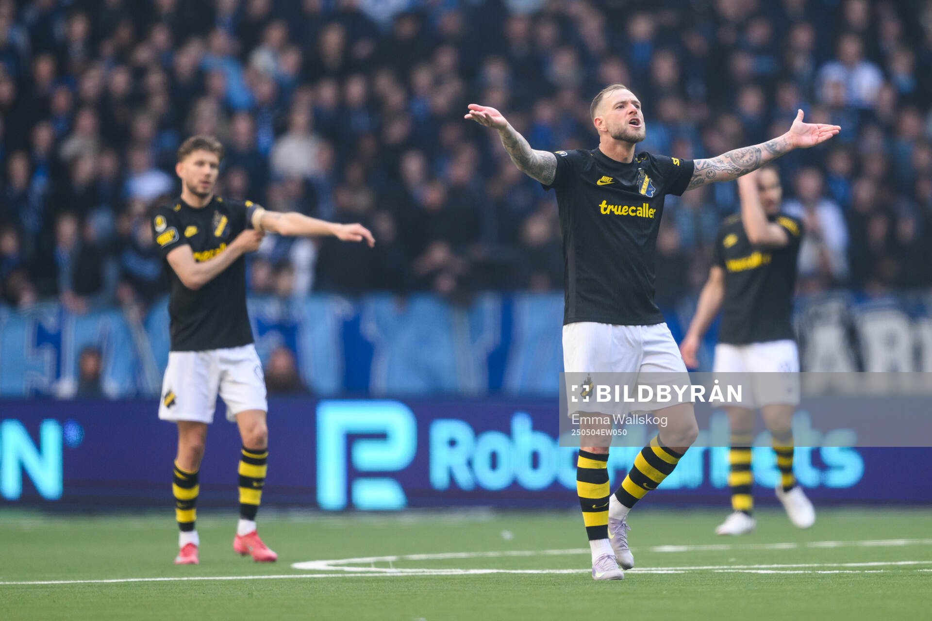 AIKs John Guidetti jublar under fotbollsmatchen i Allsvenskan mellan Djurgården och AIK den 4 maj 2025 i Stockholm. 