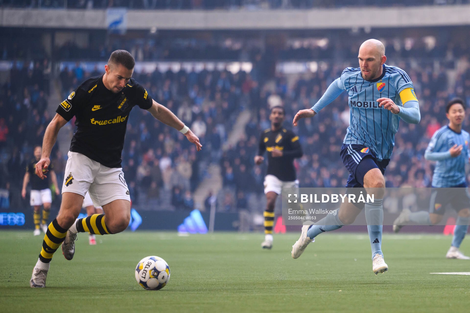 AIKs Dino Besirovic och Djurgårdens Marcus Danielson under fotbollsmatchen i Allsvenskan mellan Djurgården och AIK den 4 maj 2025 i Stockholm.