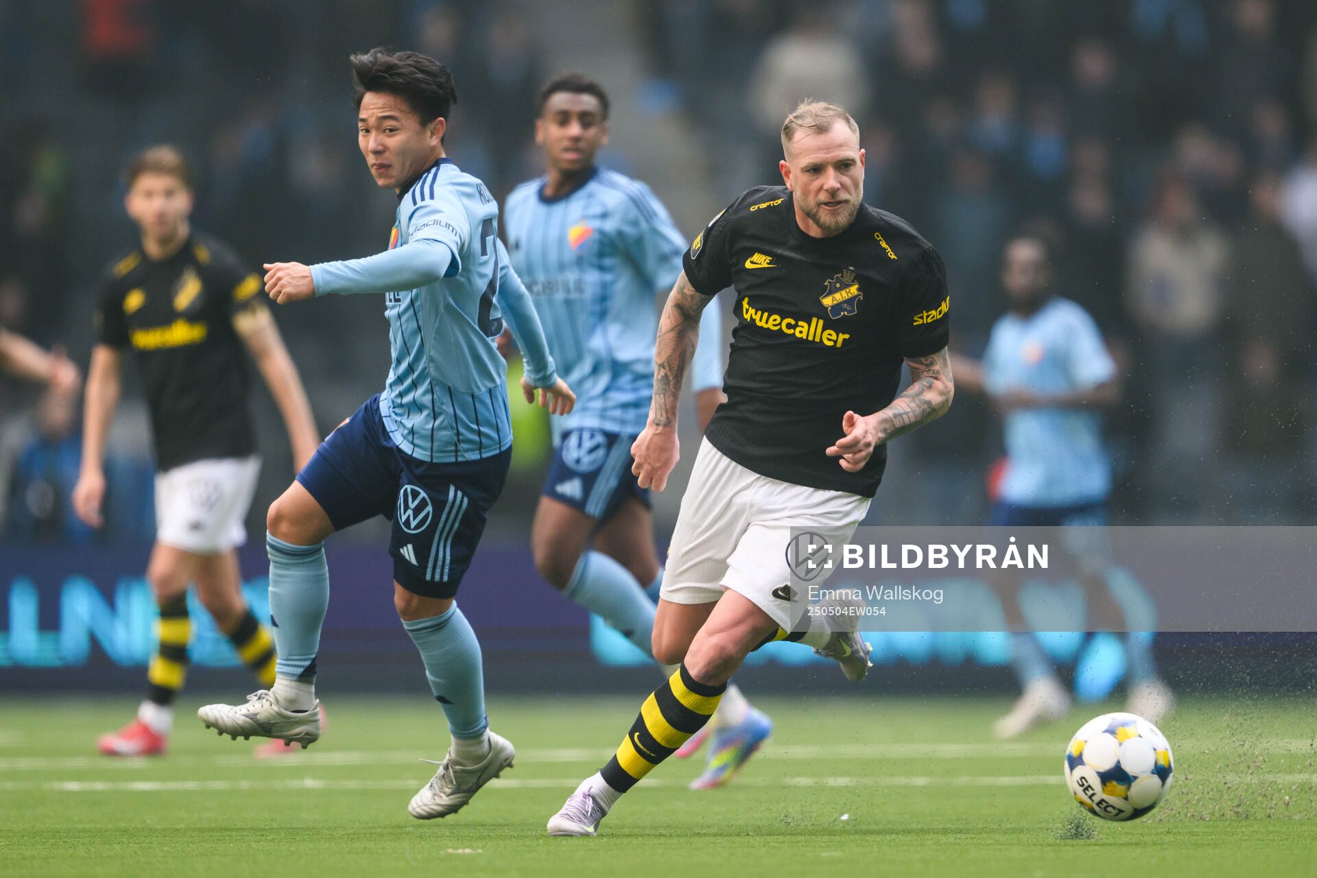 Djurgårdens Keita Kosugi och AIKs John Guidetti under fotbollsmatchen i Allsvenskan mellan Djurgården och AIK den 4 maj 2025 i Stockholm. 