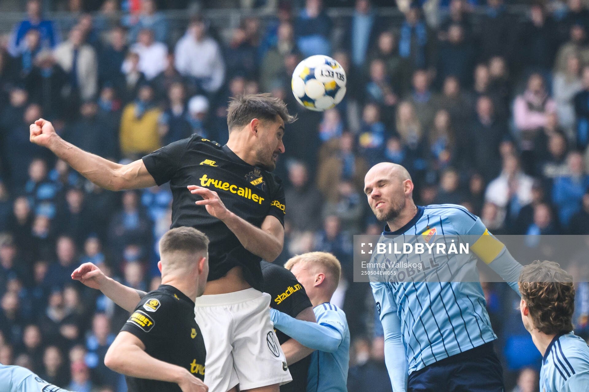AIKs Sotirios Papagiannopoulos och Djurgårdens Marcus Danielson under fotbollsmatchen i Allsvenskan mellan Djurgården och AIK den 4 maj 2025 i Stockholm.