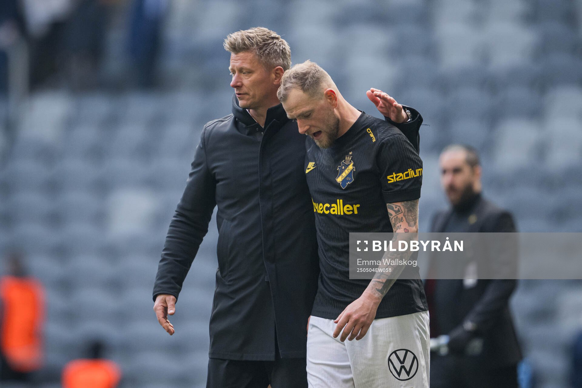 AIKs tränare Mikkjal Thomassen och John Guidetti deppar
