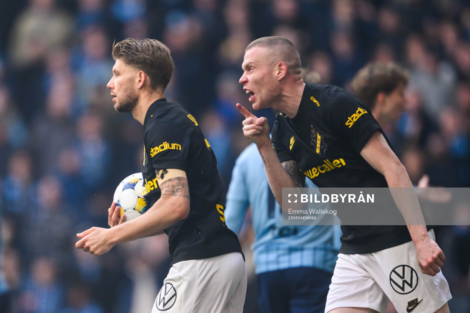 AIKs Anton Salétros och Thomas Poppler Isherwood jublar efter 1-1 under fotbollsmatchen i Allsvenskan mellan Djurgården och AIK den 4 maj 2025 i Stockholm.