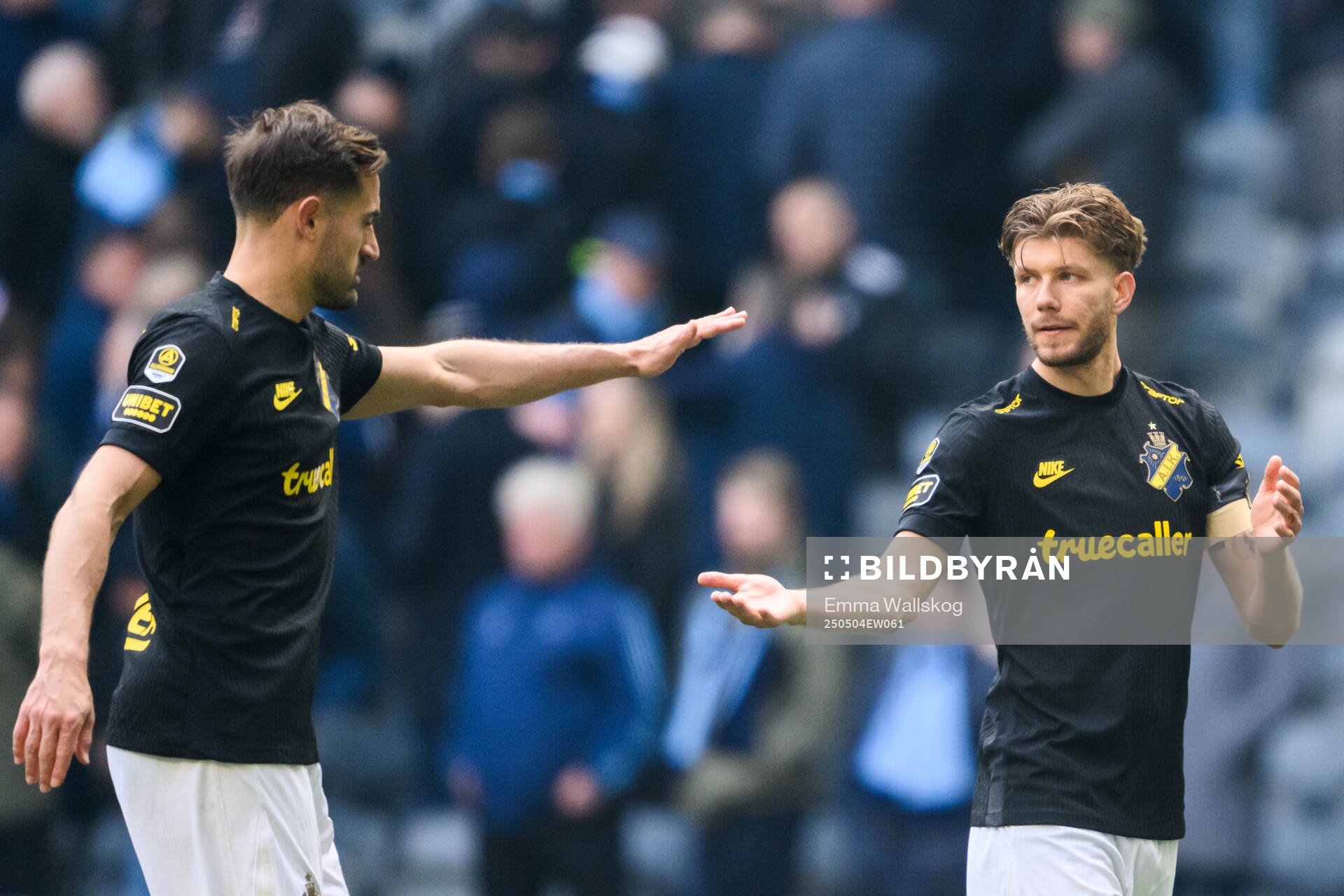AIKs Sotirios Papagiannopoulos och Anton Salétros under fotbollsmatchen i Allsvenskan mellan Djurgården och AIK den 4 maj 2025 i Stockholm. 