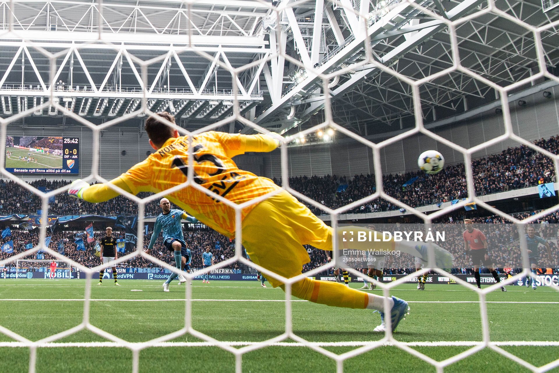 Djurgårdens Marcus Danielson gör 1-0 bakom AIKs målvakt