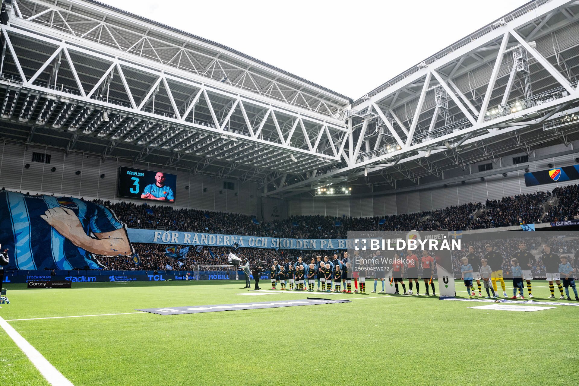 Djurgårdens och AIKs spelare inför fotbollsmatchen i Allsvenskan mellan Djurgården och AIK den 4 maj 2025 i Stockholm. 
