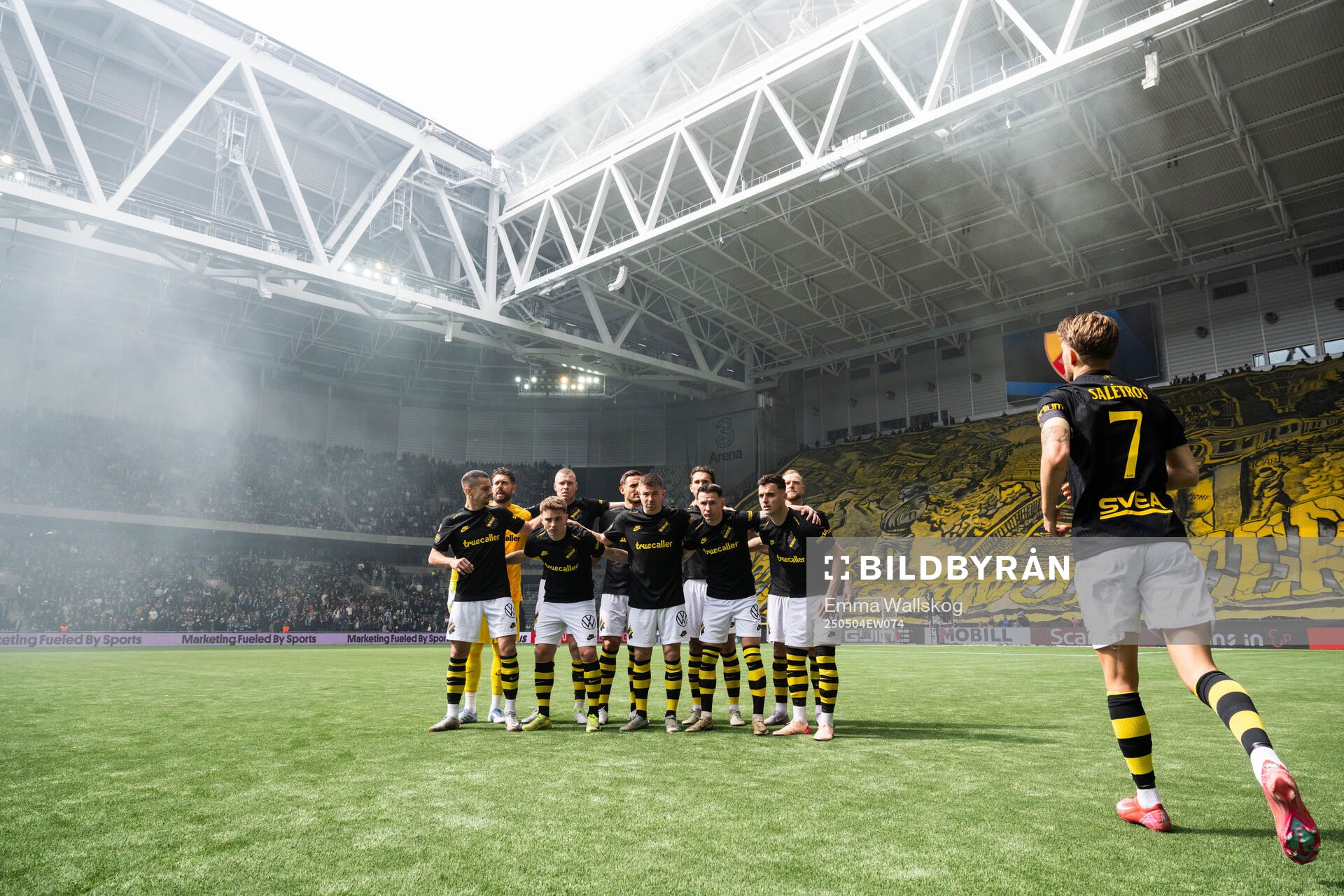 AIKs startelva från övre vänster: målvakt Kristoffer Nordfeldt, Thomas Poppler Isherwood, Sotirios Papagiannopoulos, Benjamin Tiedemann Hansen, John Guidetti, Dino Besirovic, Johan Hove, Mads Døhr Thychosen, Bersant Celina, Áron Csongvai och Anton Salétros inför fotbollsmatchen i Allsvenskan mellan Djurgården och AIK den 4 maj 2025 i Stockholm.