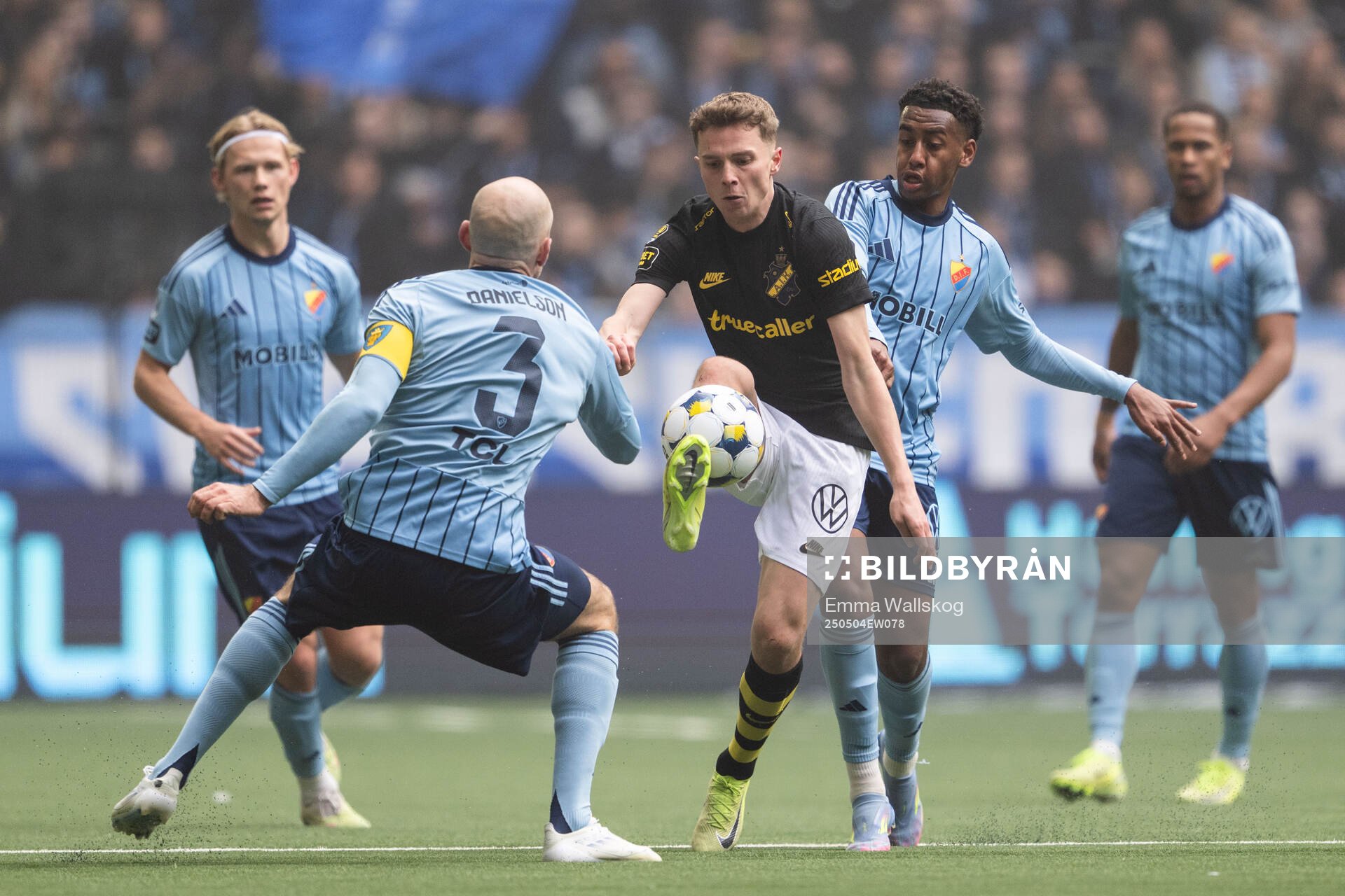 AIKs Johan Hove mot Djurgårdens Marcus Danielson och Isak Alemayehu Mulugeta under fotbollsmatchen i Allsvenskan mellan Djurgården och AIK den 4 maj 2025 i Stockholm.