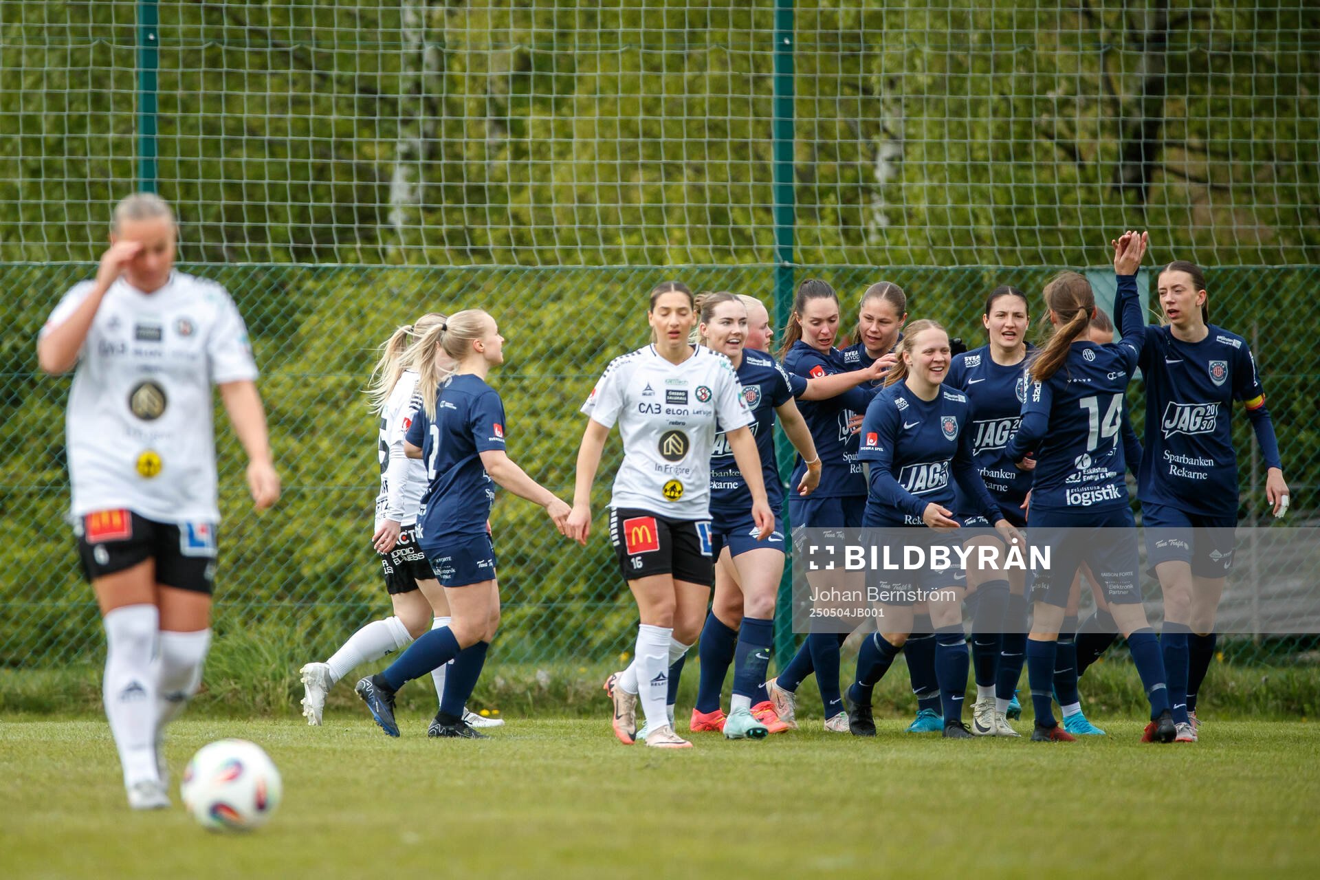 Eskilstuna Uniteds Wilma Öhman jublar med lagkamrater efter 0-1 under fotbollsmatchen i Elitettan mellan Örebro SK och Eskilstuna United den 4 maj 2025 i Örebro.