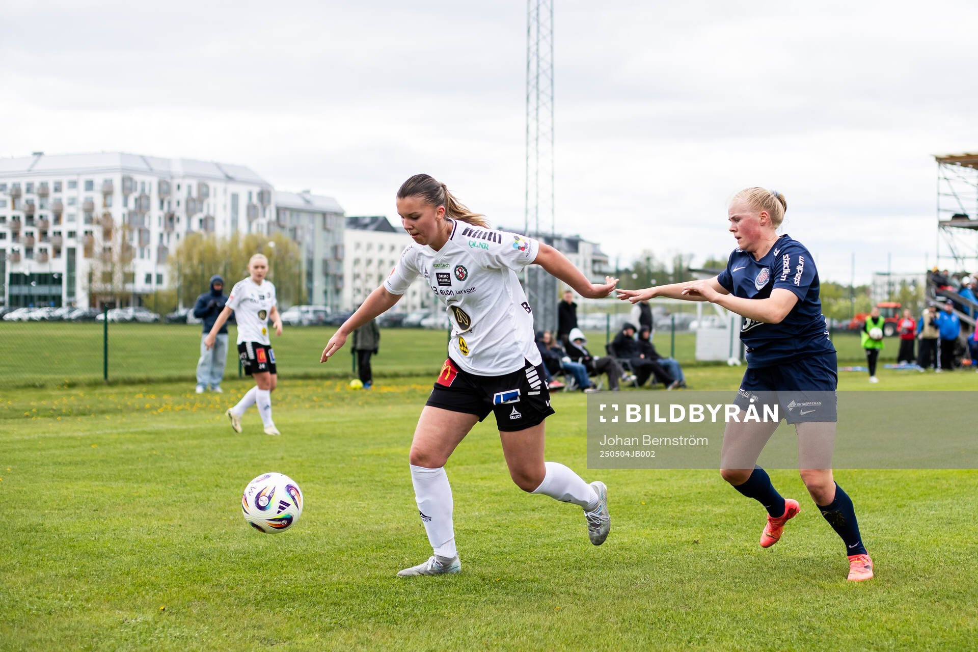 Örebro SKs Nathalie Brorsson och Eskilstuna Uniteds Viivi Ollonqvist under fotbollsmatchen i Elitettan mellan Örebro SK och Eskilstuna United den 4 maj 2025 i Örebro.