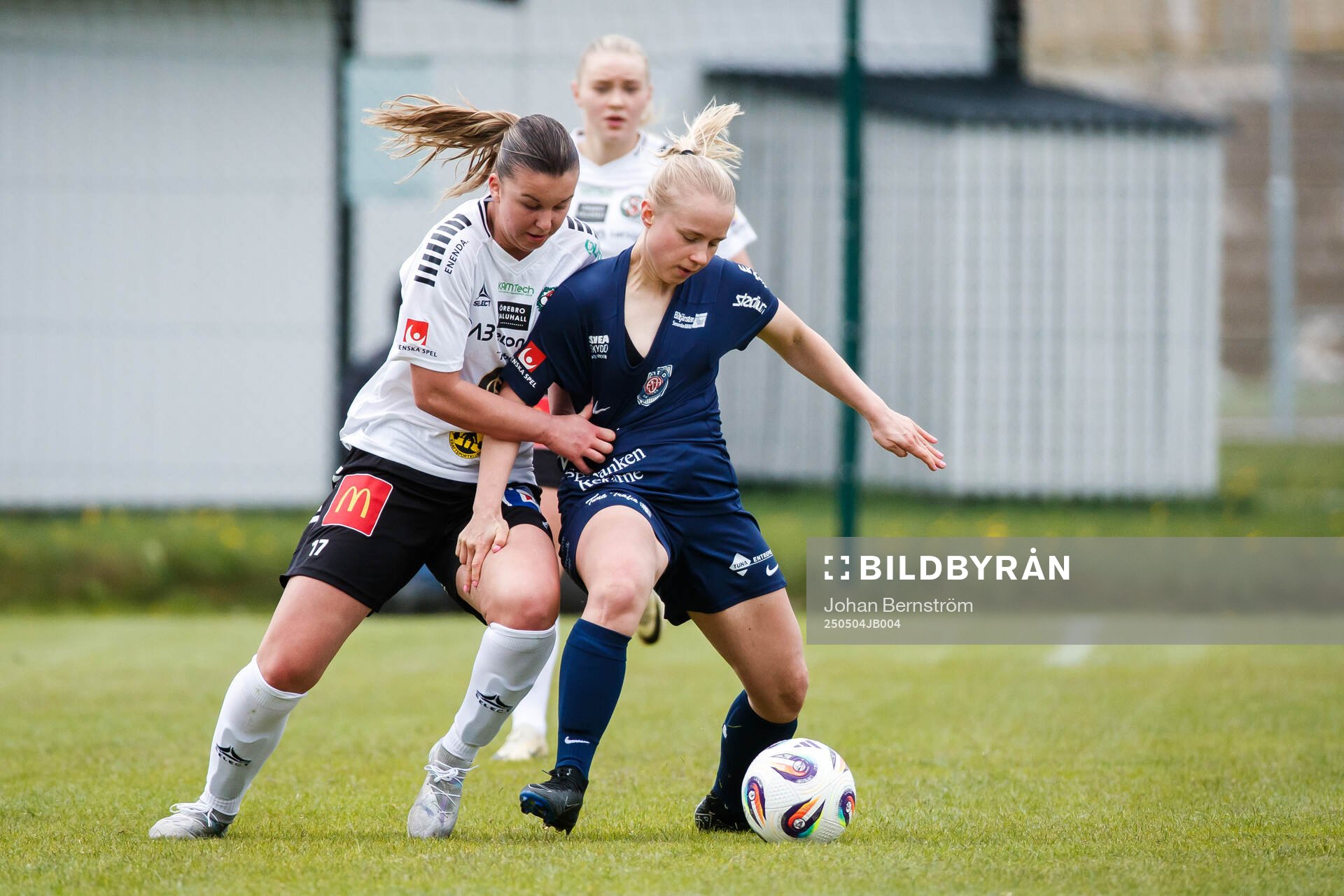 Örebro SKs Nathalie Brorsson och Eskilstuna Uniteds Sara Emilia Ikonen under fotbollsmatchen i Elitettan mellan Örebro SK och Eskilstuna United den 4 maj 2025 i Örebro.