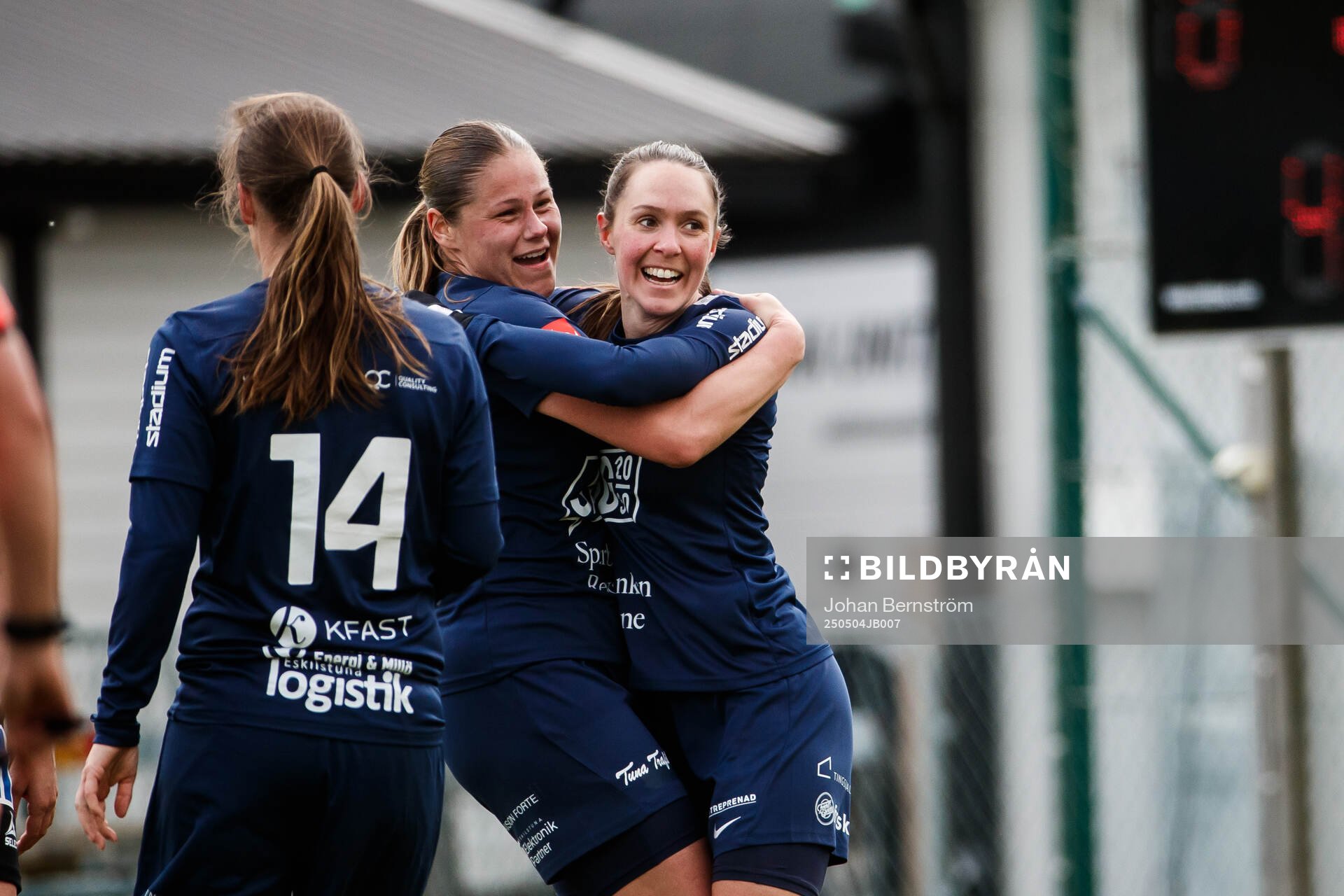 Eskilstuna Uniteds Felicia Rogic jublar efter 0-2 under fotbollsmatchen i Elitettan mellan Örebro SK och Eskilstuna United den 4 maj 2025 i Örebro.